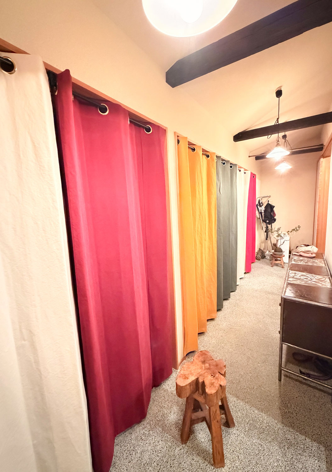 帆布ハトメカーテンの実例｜色選びと仕上がりが一目でわかる展示写真をご紹介