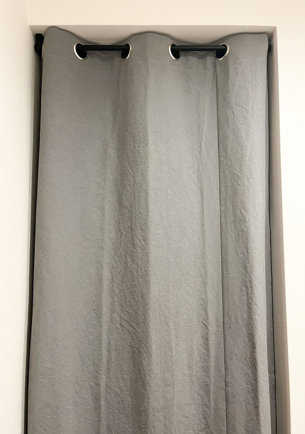 土間に映える、帆布の間仕切りカーテン