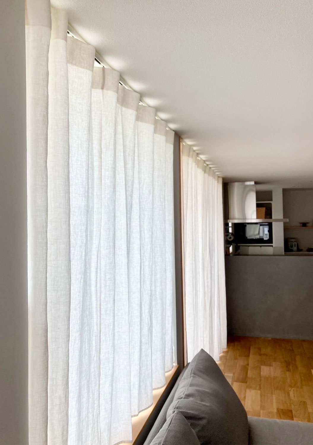 天井からカーテンを吊るすだけで、空間が変わる。リネンカーテンで叶える上質な暮らし