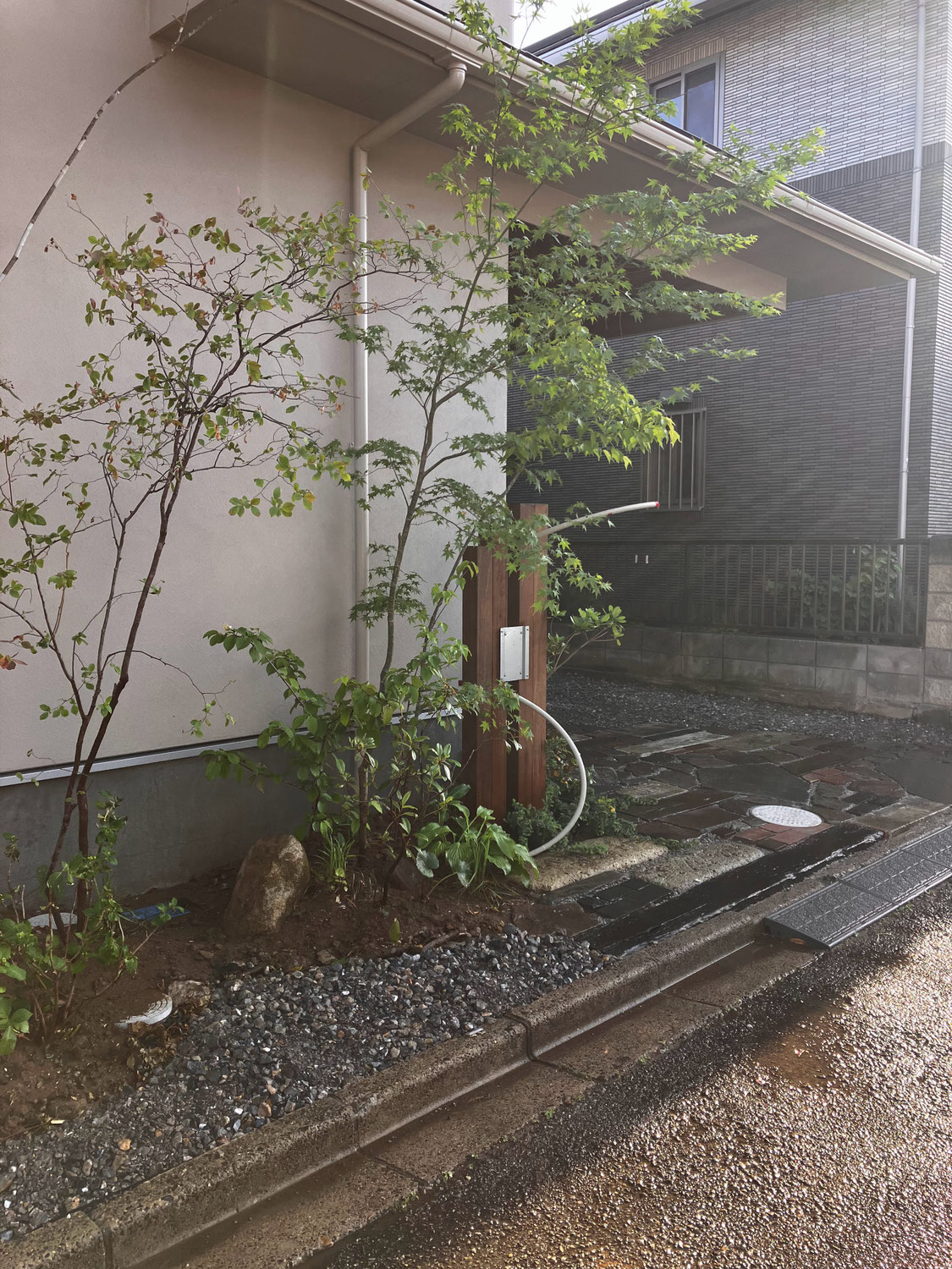 晴れたら地面に砂利撒いて