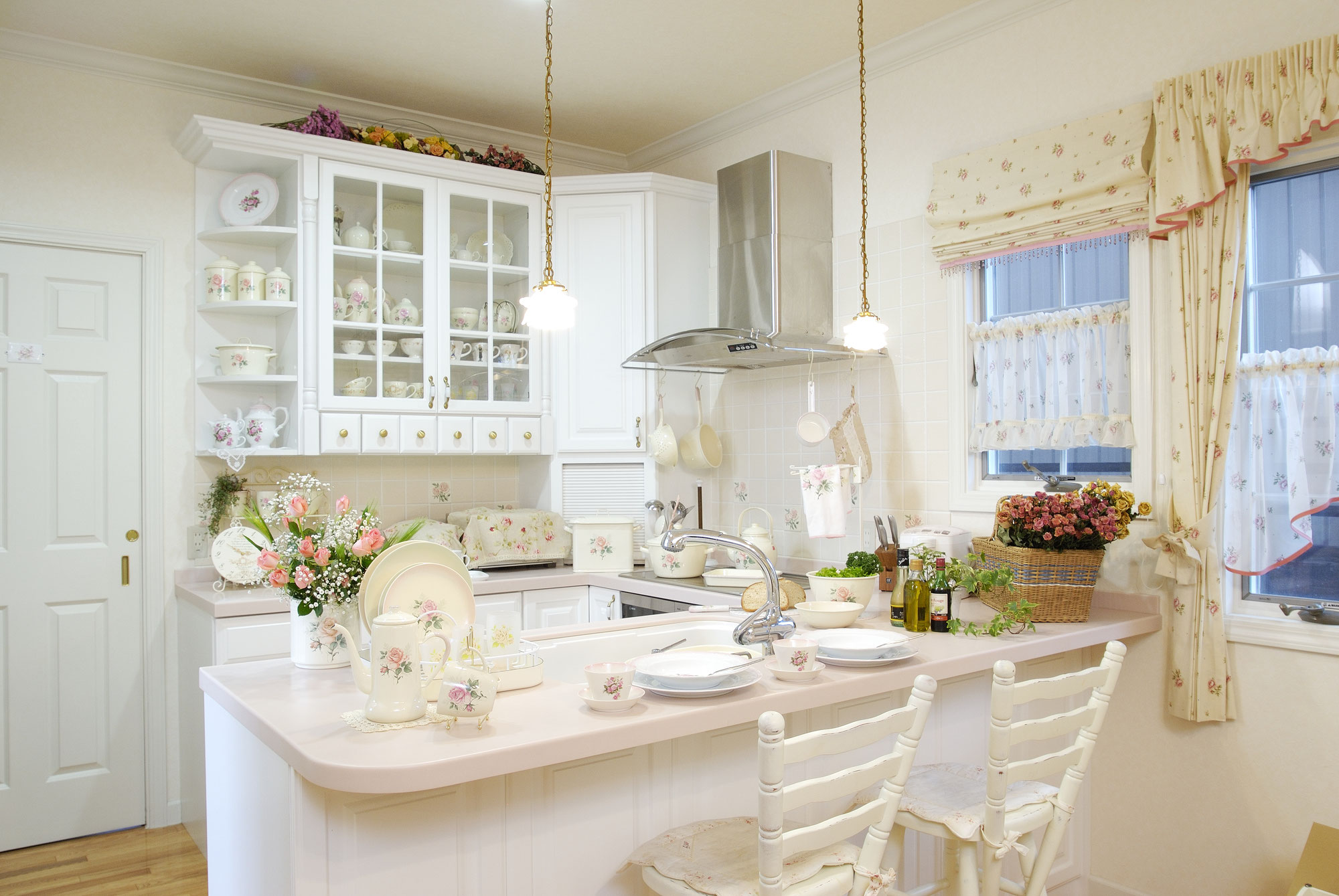 薔薇のインテリアで暮らすプラン・ド・パリ - エレガントなオトナ空間