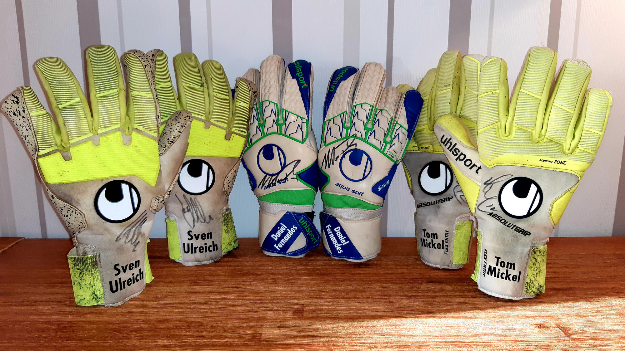 Verlosung getragener und signierter Handschuhe der HSV-Torhüter zu Gunsten krebskranker Kinder!