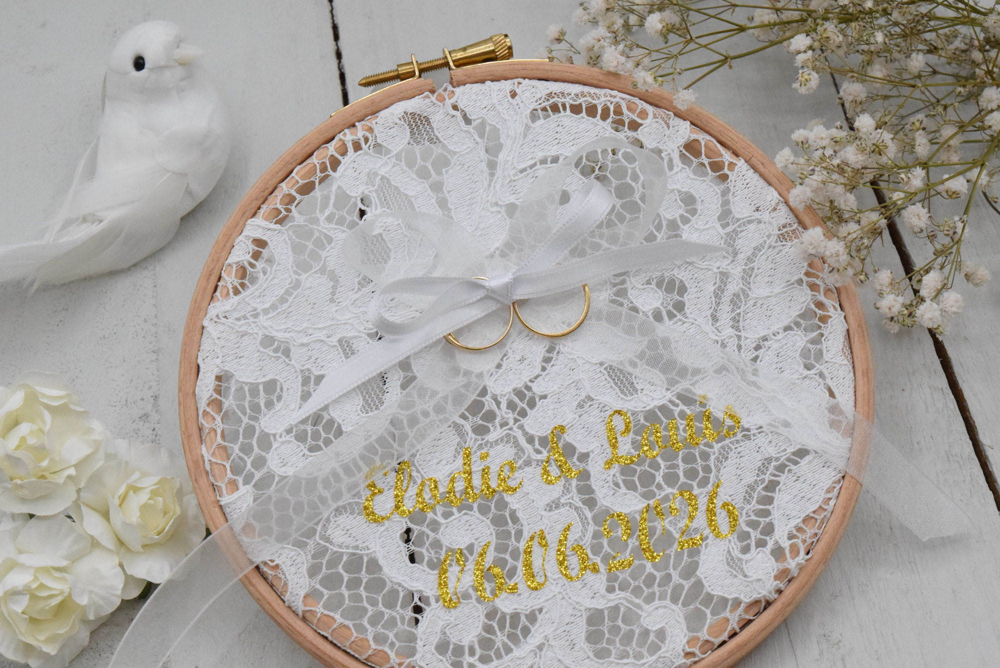 Porte alliance mariage en bois et dentelle personnalisé : un souvenir unique de votre grand jour