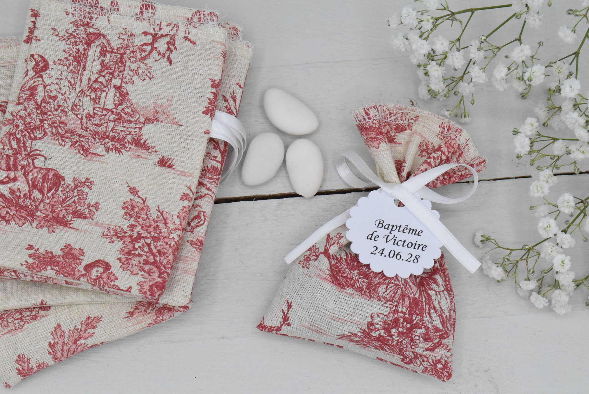 Pochons dragées personnalisées en toile de Jouy rouge – Création artisanale