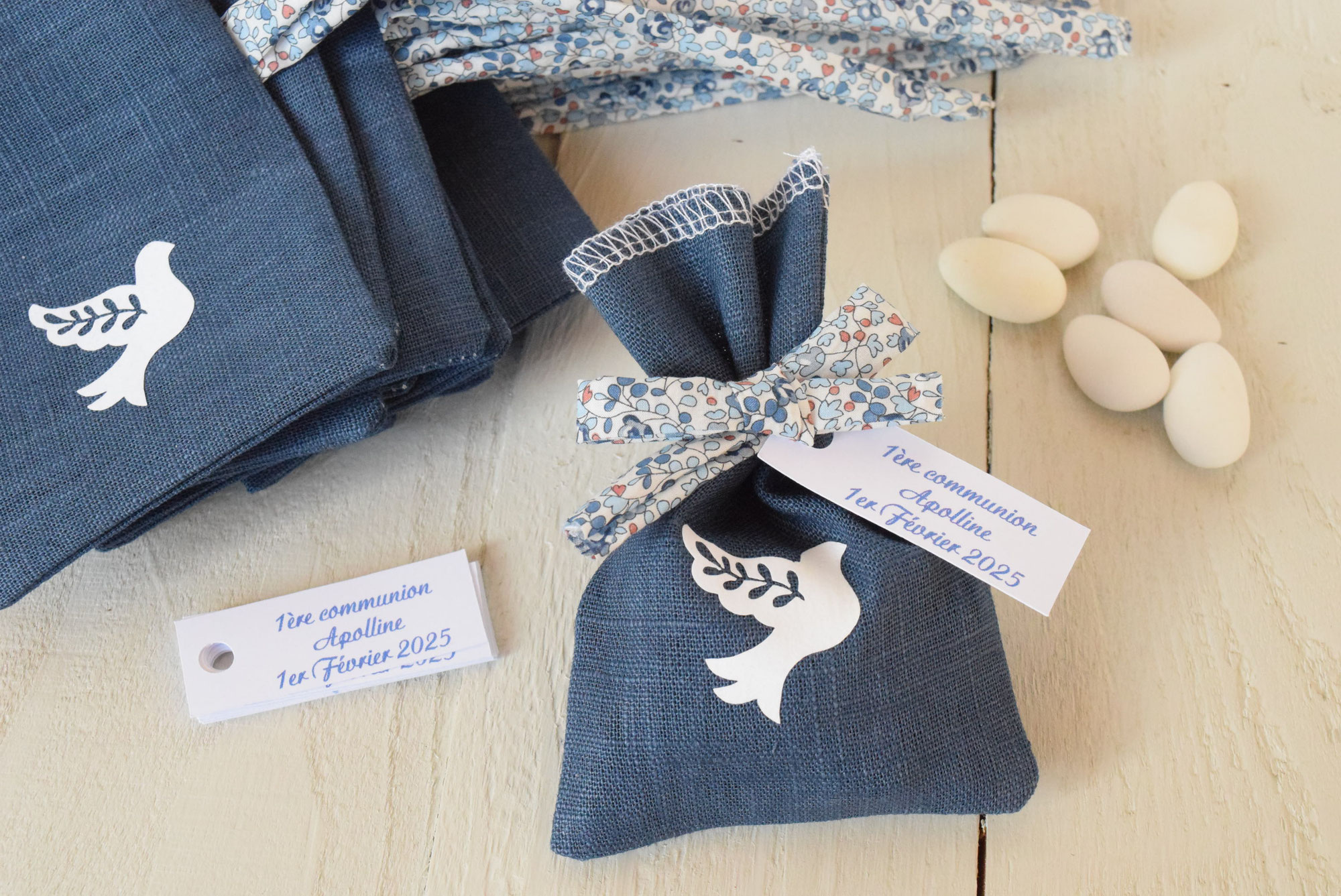 Pochon dragées colombe blanche lin bleu - ruban Liberty Eloïse bleu - étiquette personnalisée - sachet communion ou baptême