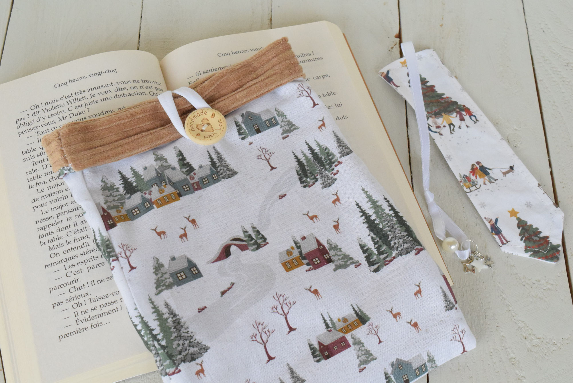 Pourquoi Acheter une Housse de Livre pour un Hiver Cosy est une Idée Géniale