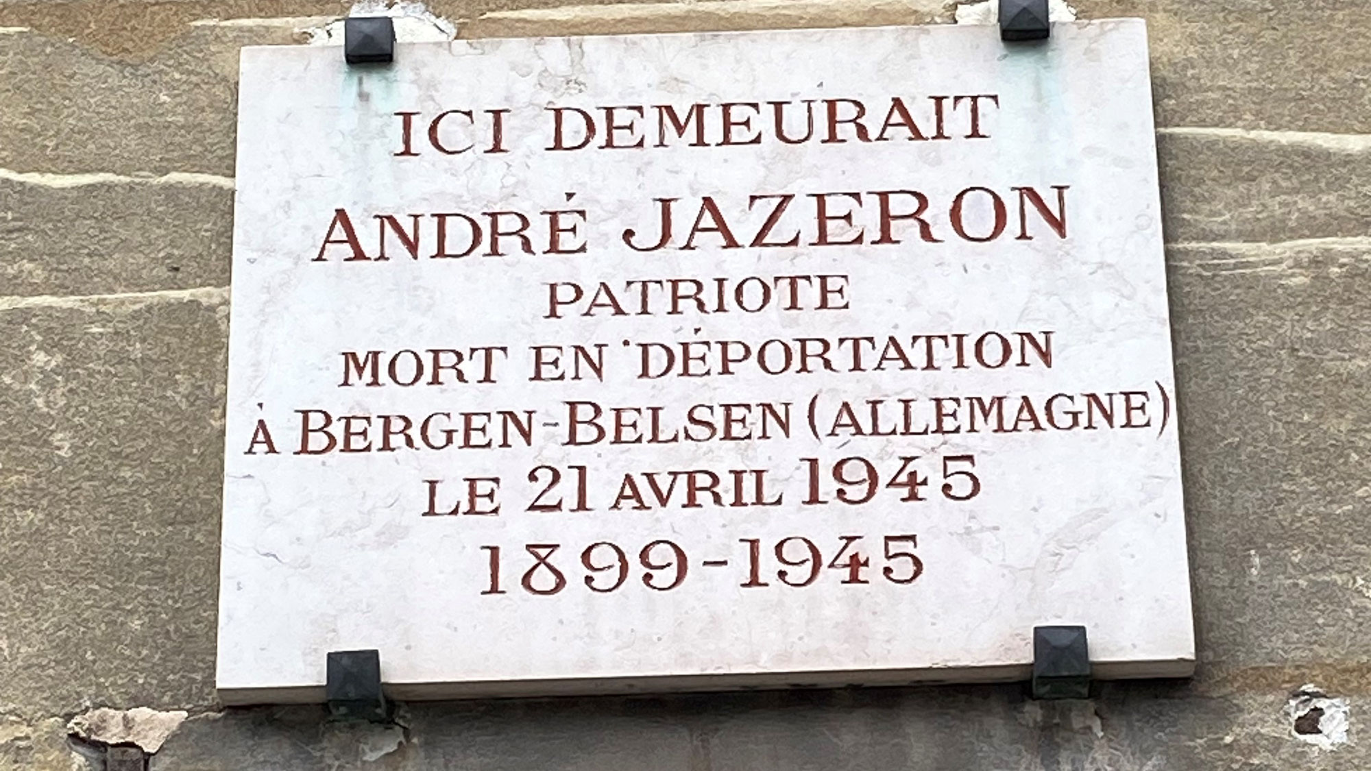 À Reims, dans le quartier Barbâtre Saint-Remi Verrerie, des plaques en hommage aux victimes de la répression nazie.