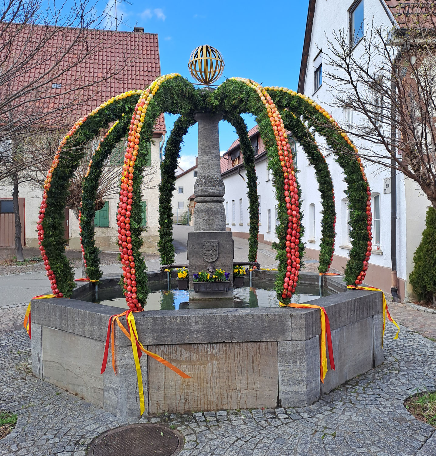 Osterbrunnen 2024 in Bissingen steht!