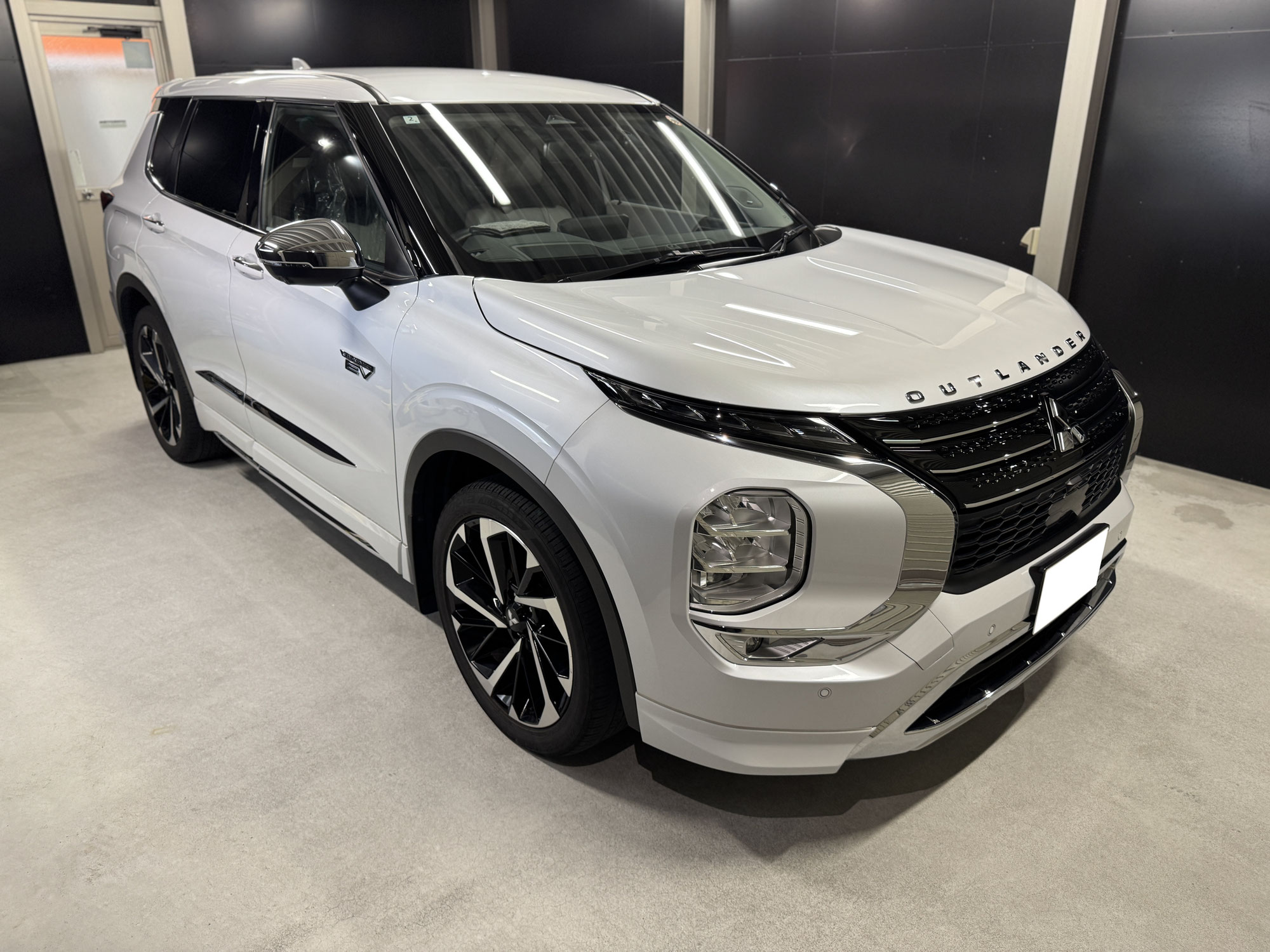 三菱　アウトランダーPHEV