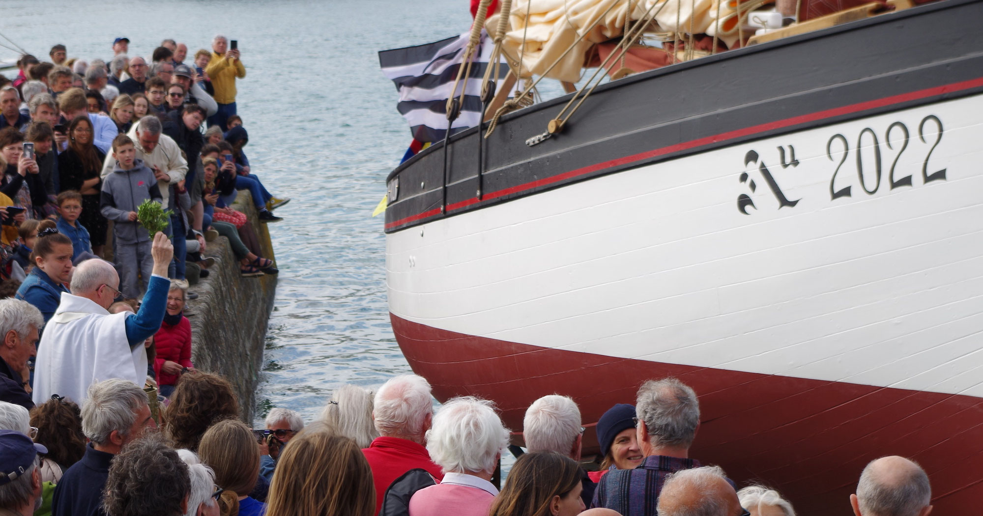 Poulgoazec: bénédiction du bateau Jean Moulin