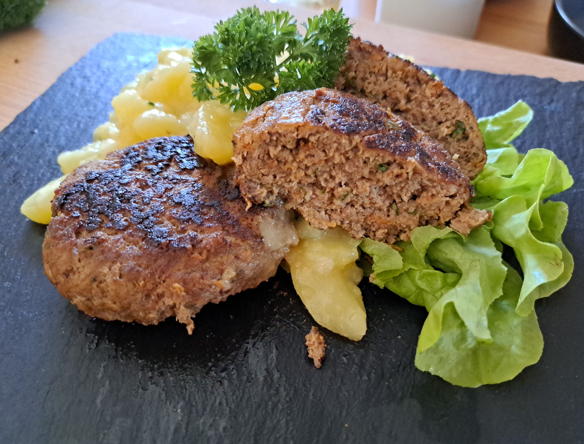 Bayerische Fleischpflanzerl und Kartoffelsalat