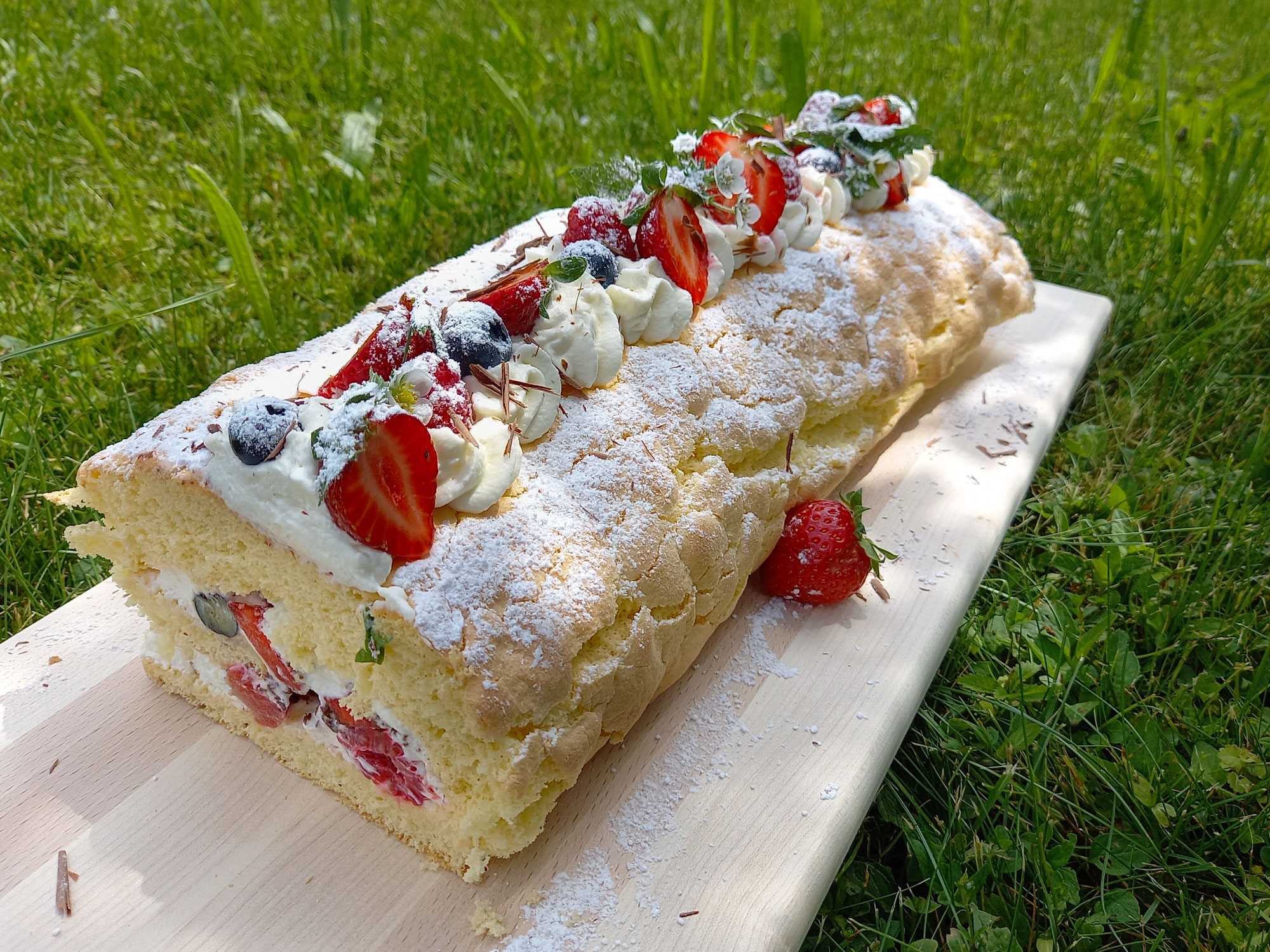 Biskuitrolle mit gemischten Beeren