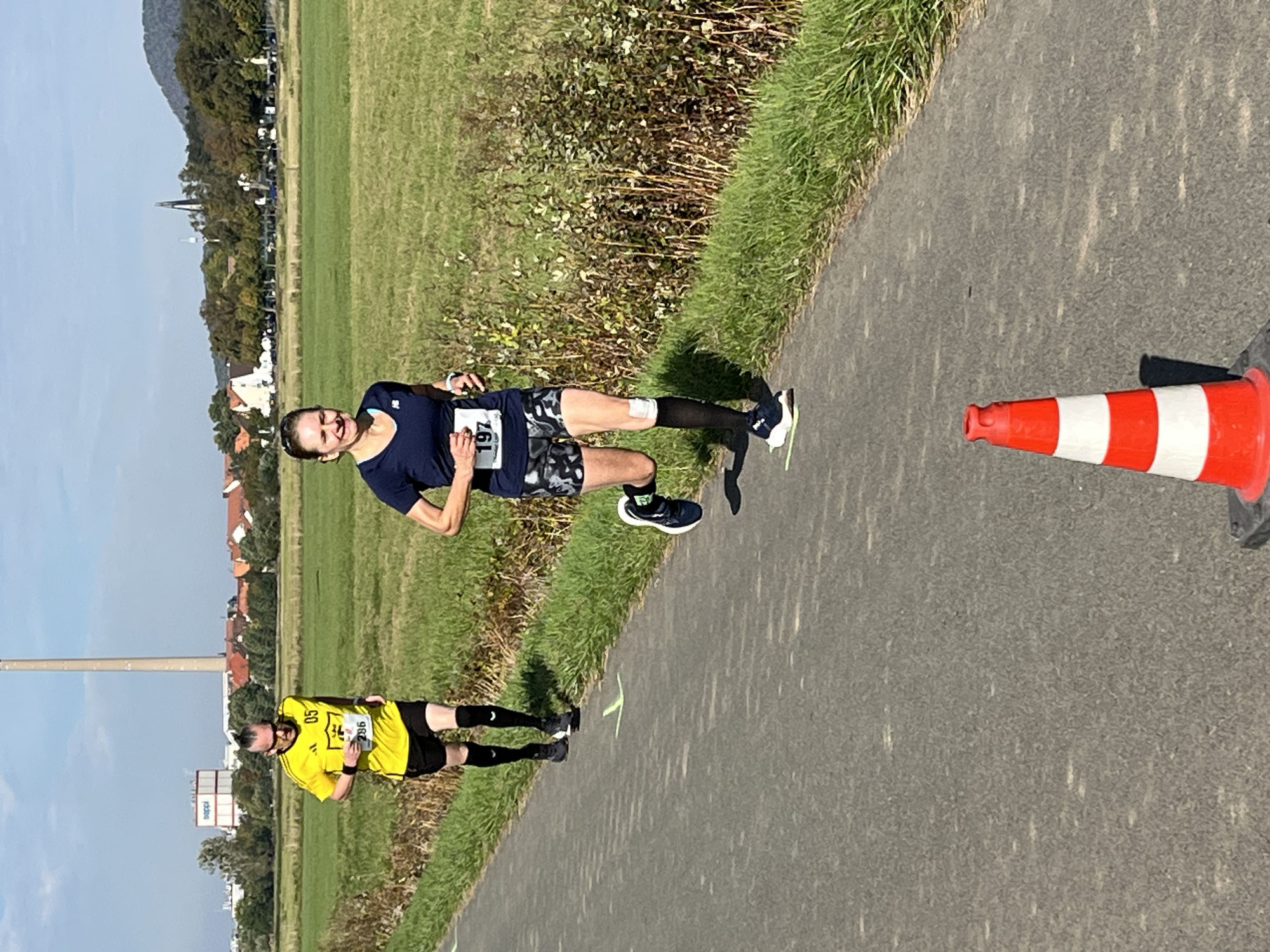 Silke Altmann gewinnt ihre Altersklasse beim Straßenlauf in Alfeld (Leine)