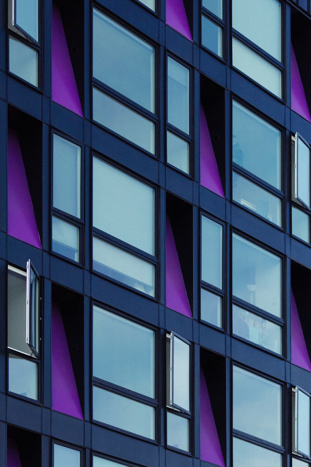 Ventana abatible vs oscilobatiente: ¿Cuál es la mejor opción para tu hogar?