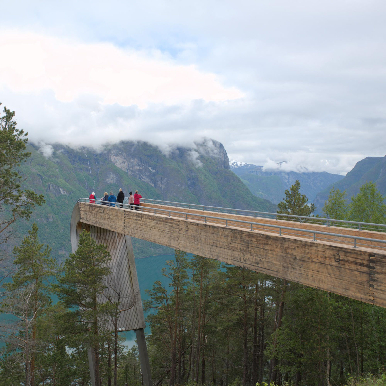 Auf gewundenen Straßen durch die norwegischen Gebirge