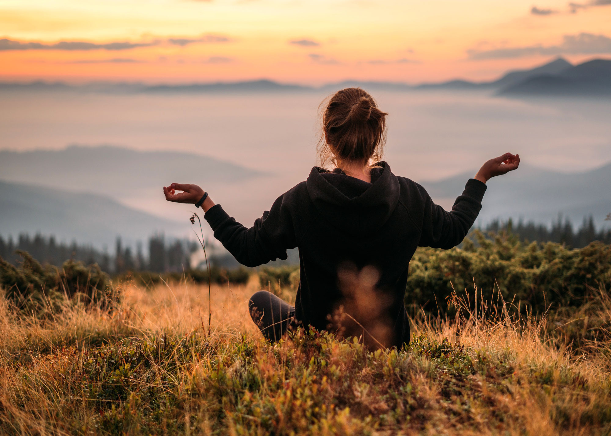 Wenn der Wind flüstert und die Seele lauscht – Die stille Magie der Meditation mit Naturgeräuschen