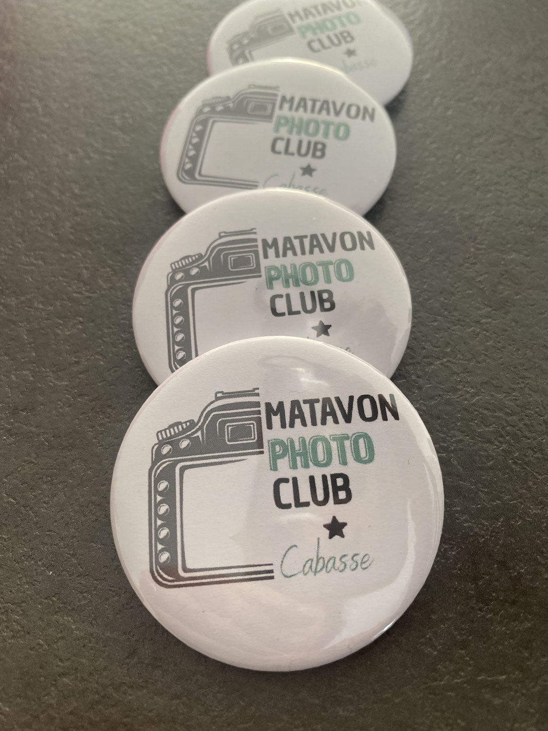 ✨ Quand créativité et utilité se rencontrent : mes badges pour le club photo de Cabasse