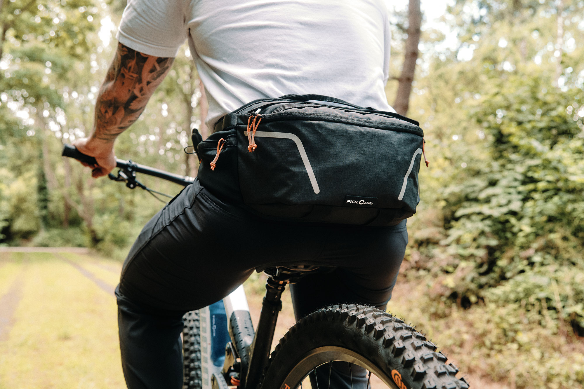 Maximale Performance auf jedem Trail mit FIDLOCKs neuer Hüfttasche und passender Trinkblase