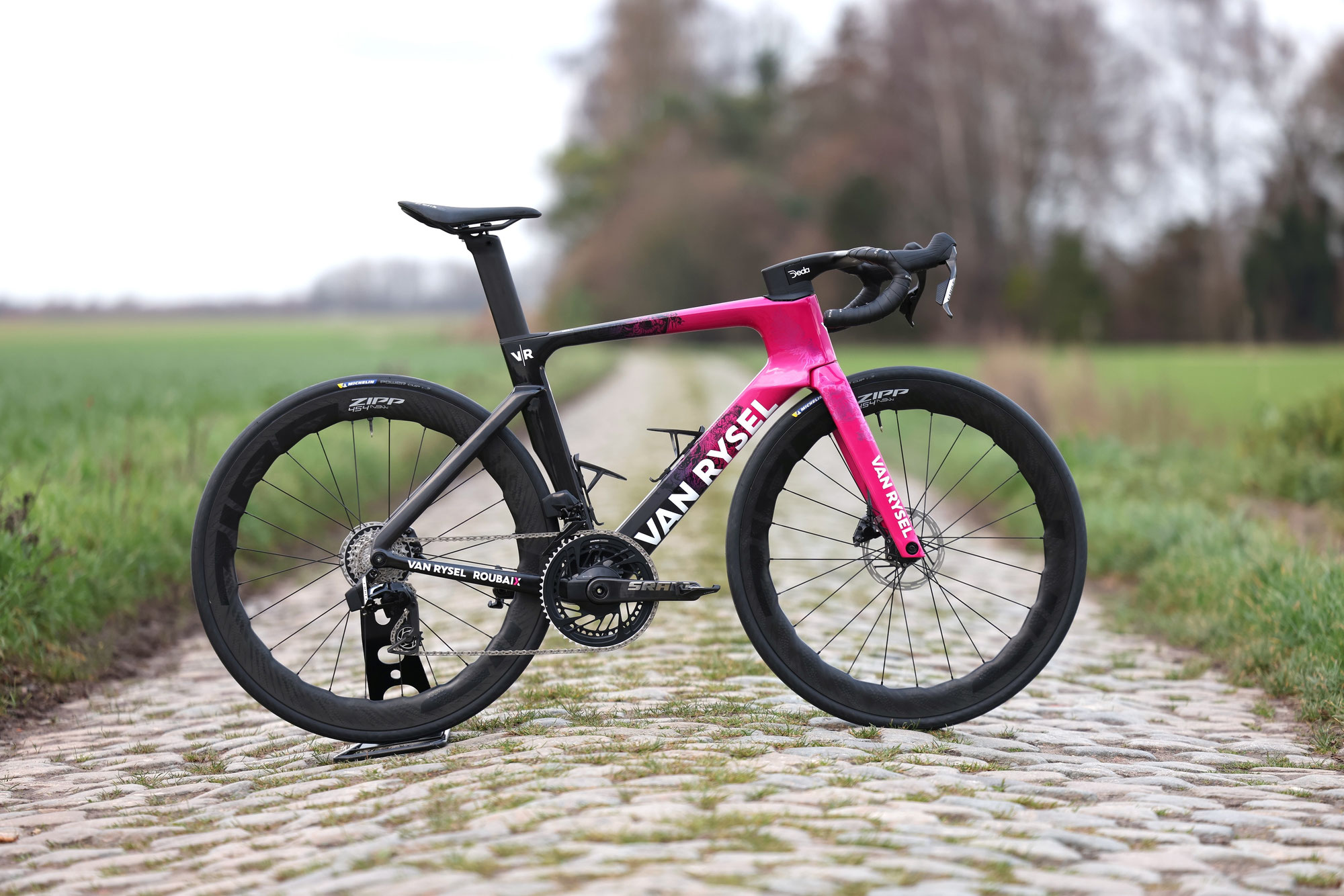 VAN RYSEL Roubaix Team präsentiert Kader und Design für 2026