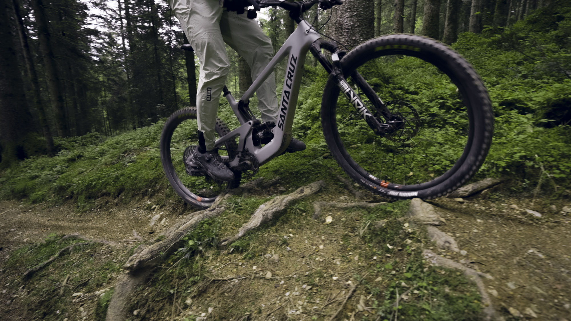 Smarte Power für technische Trails: FAZUA veröffentlicht Firmware Bundle 12 mit revolutionärem KickOverrun Feature