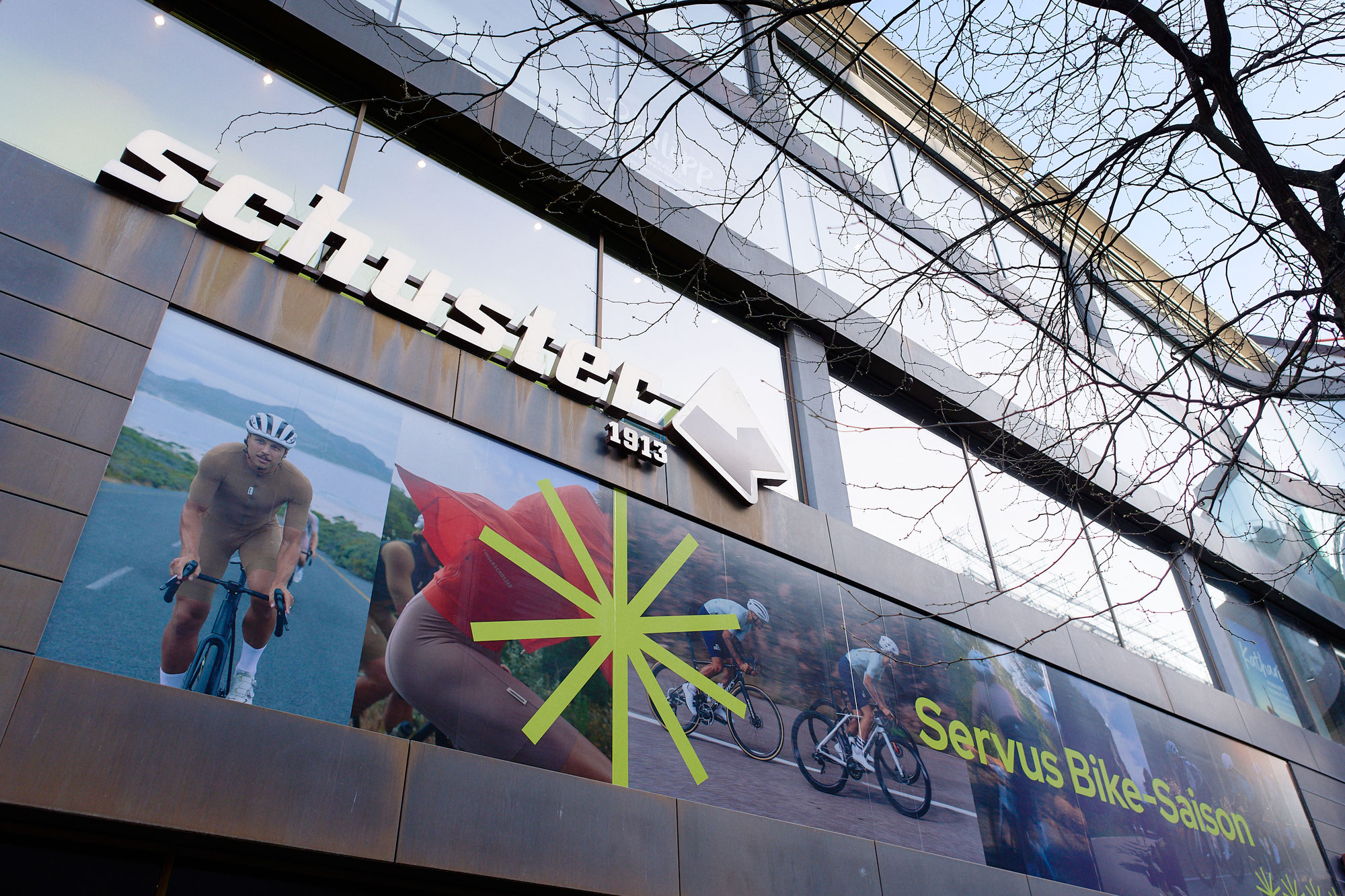 Schuster eröffnet neue Bike-Welt – und stellt gleich die richtigen Fragen
