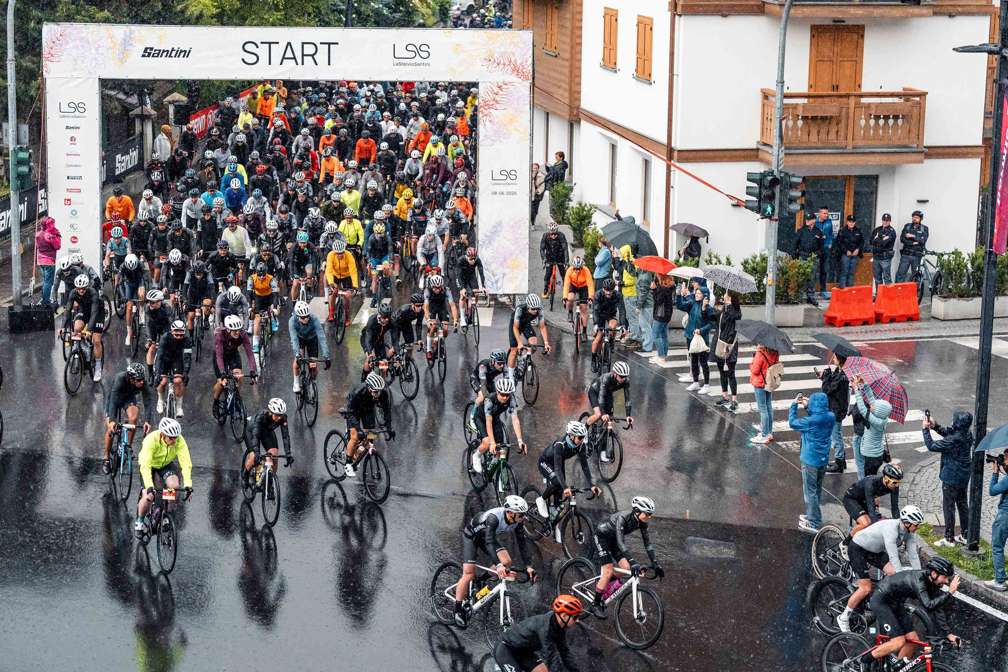 LaStelvioSantini 2025: Die Könige und Königinnen des Berges erobern den Stelvio Pass