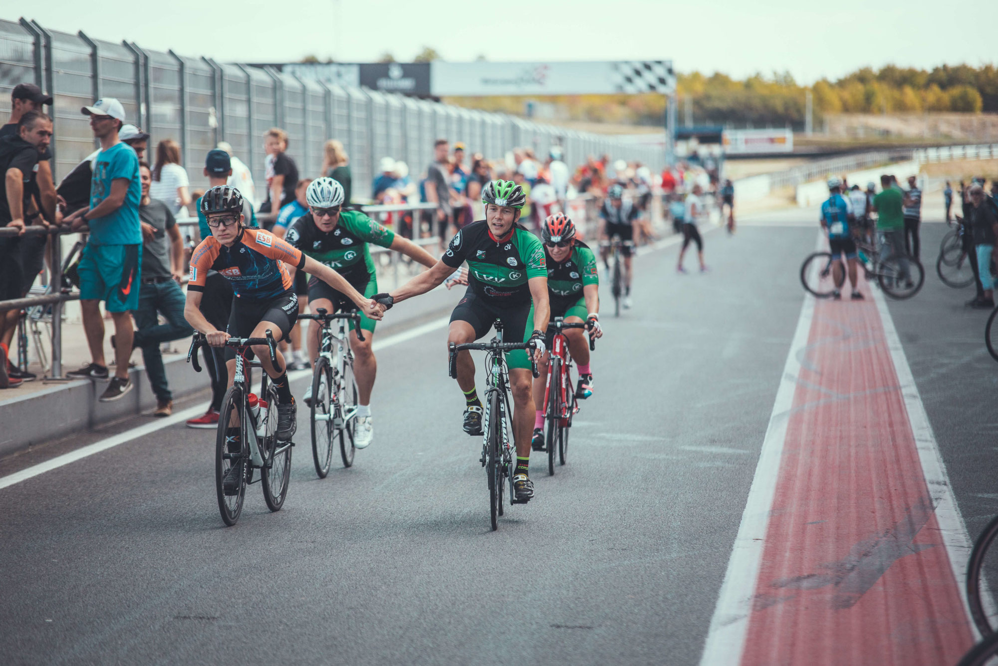 VELOFONDO24h 2023: Premiere des 24-Stunden Radrennens auf dem DEKRA Lausitzring