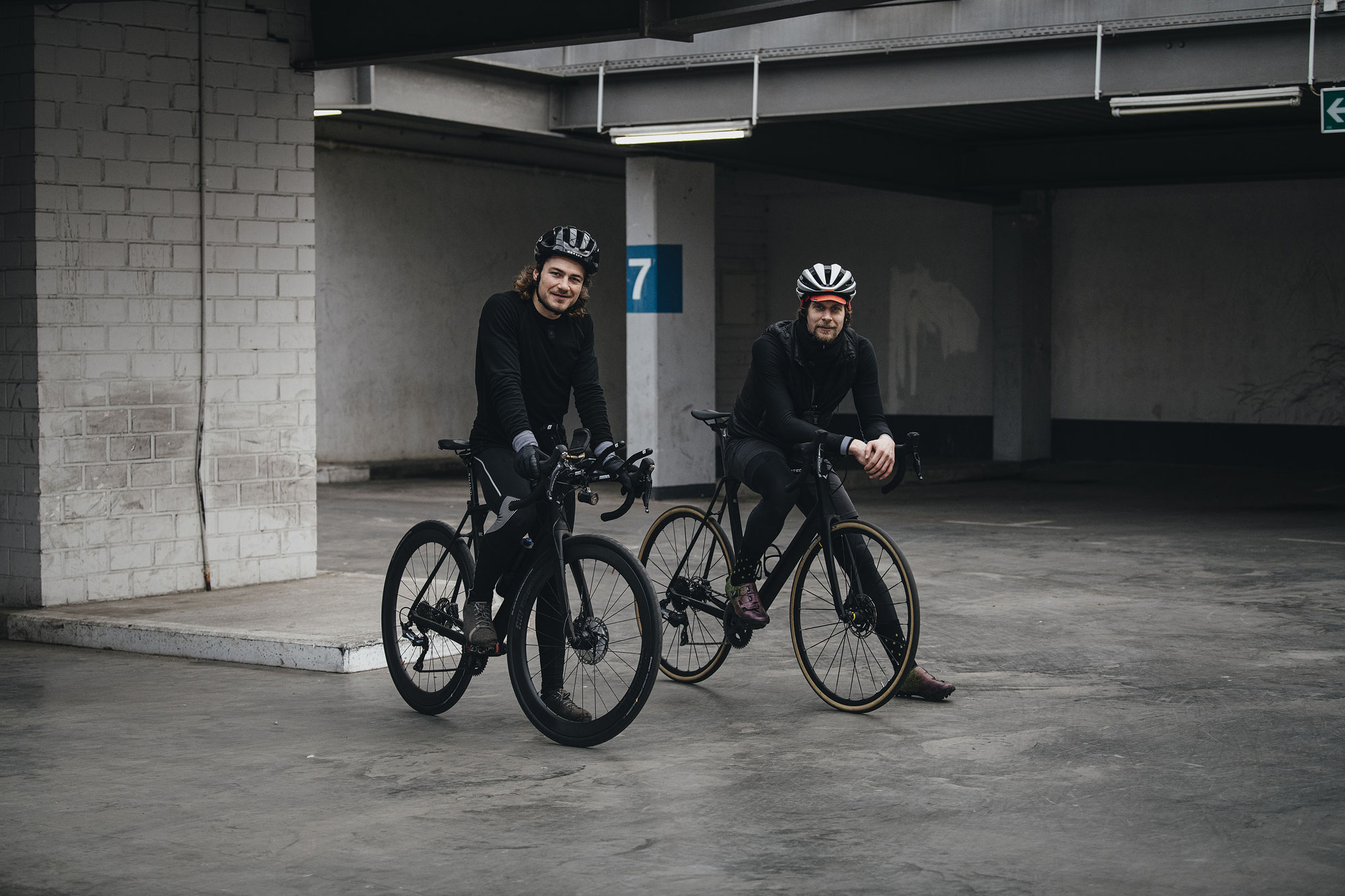 VOTEC TEAM RIDER und ROADBIKEPARTY stellen Weltrekord auf - weltweit erstes erfolgreiches Everesting in einem Parkhaus