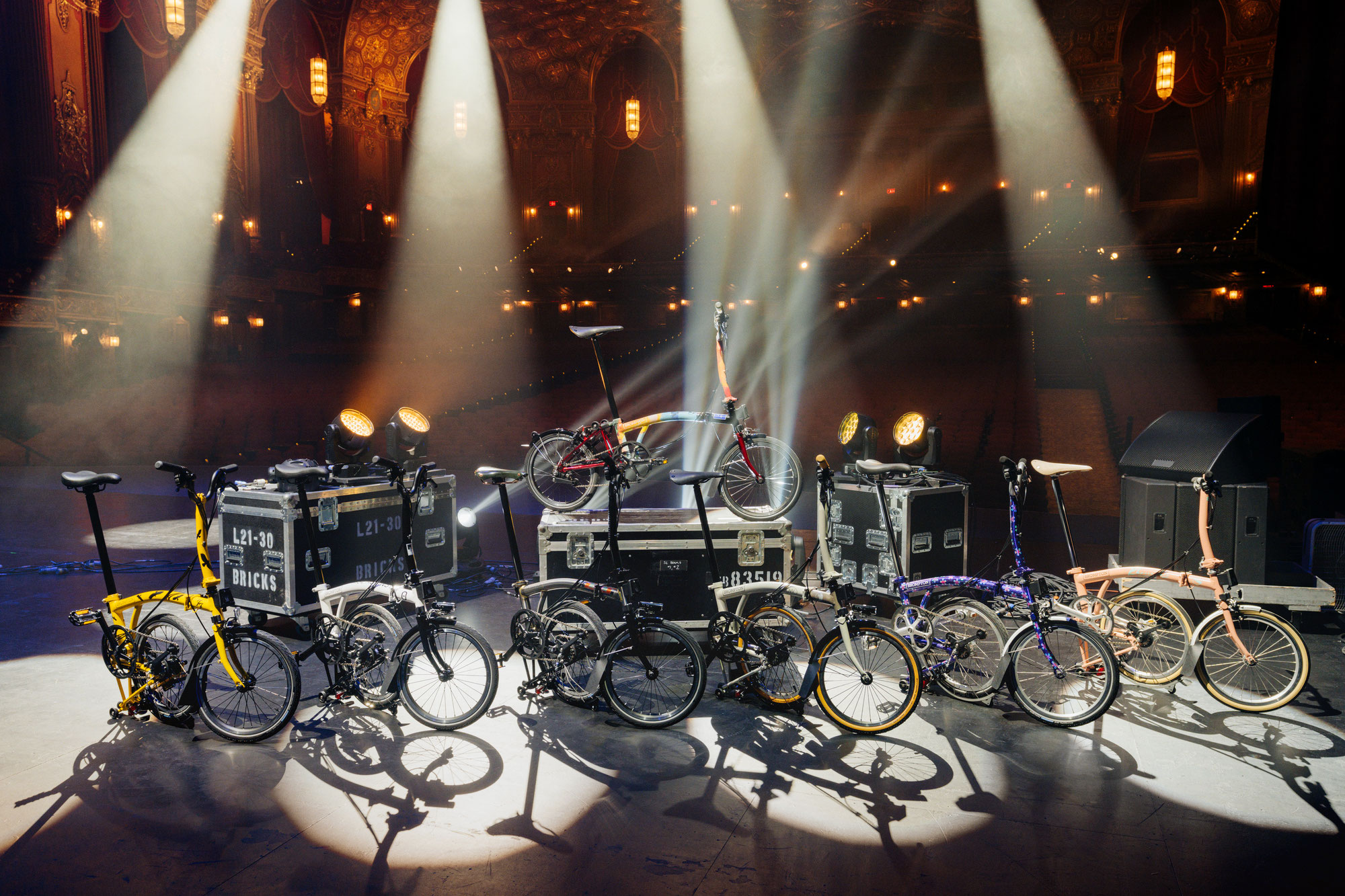 Brompton und internationale Musikstars ersteigern 142.200 US-Dollar für Crew Nation Fonds