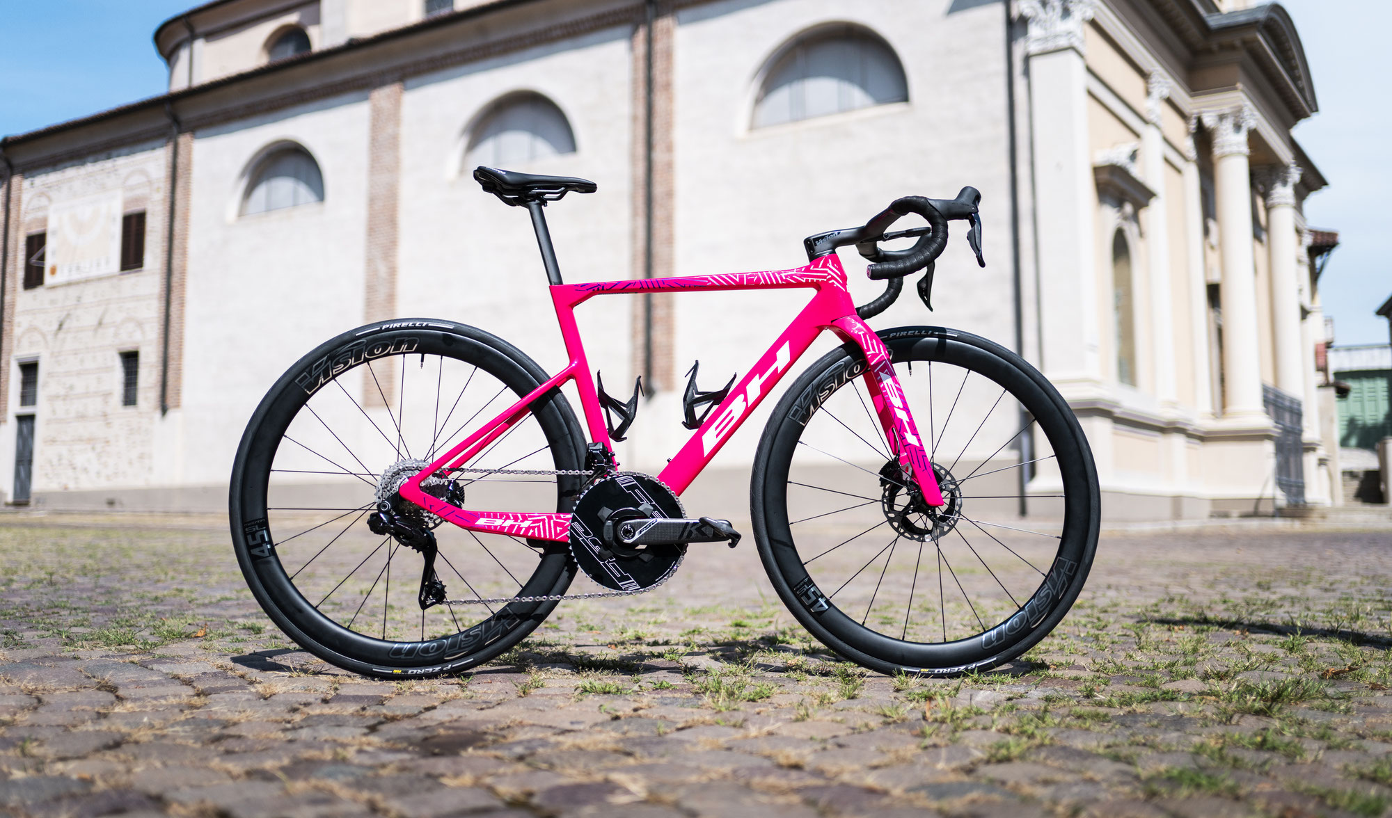 Ein Auftritt in Pink und Carbon: BH Bikes präsentiert Sondereditionen für die Vuelta a España 2025