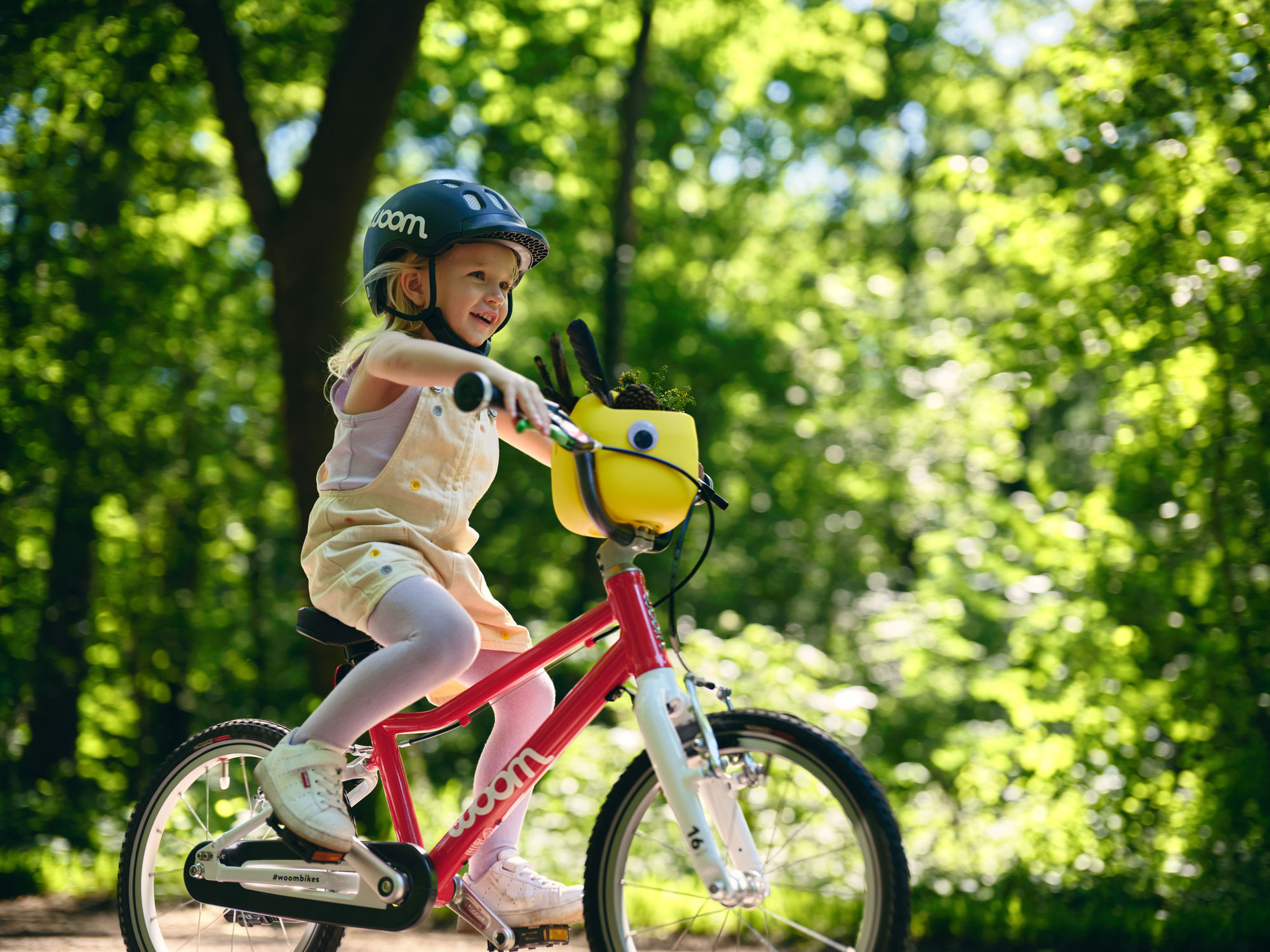 POP it on, POP it off – woom launcht neuen Kinderfahrradkorb