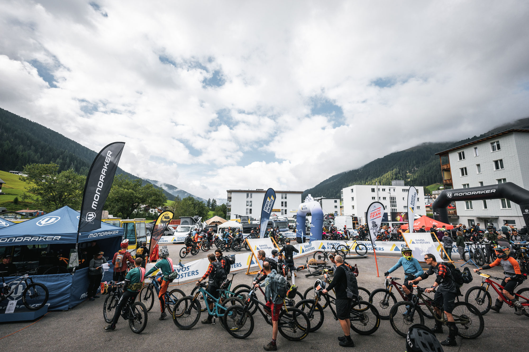 MONDRAKER ENDURO TEAM in Davos: Über 180 Mountain­bike-Teams genießen klasse Trails bei bester Stimmung