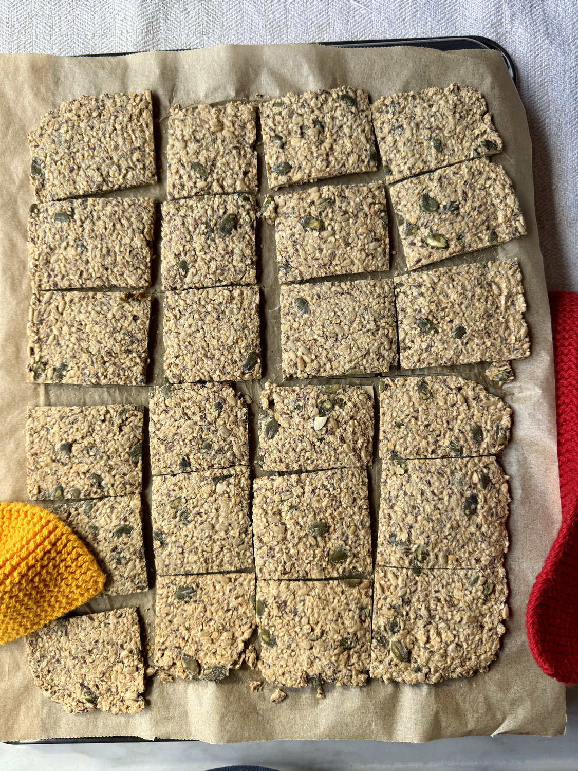 Glutenfreies Knäckebrot selber machen – einfach & schön knusprig