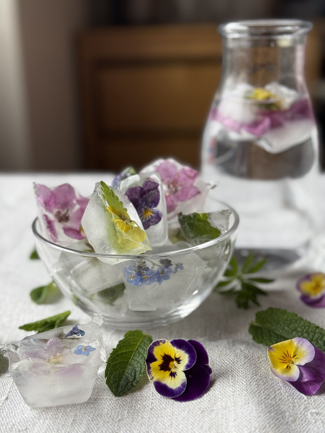 Kann man essbare Blüten einfrieren? – So machst du Blumen-Eiswürfel selber