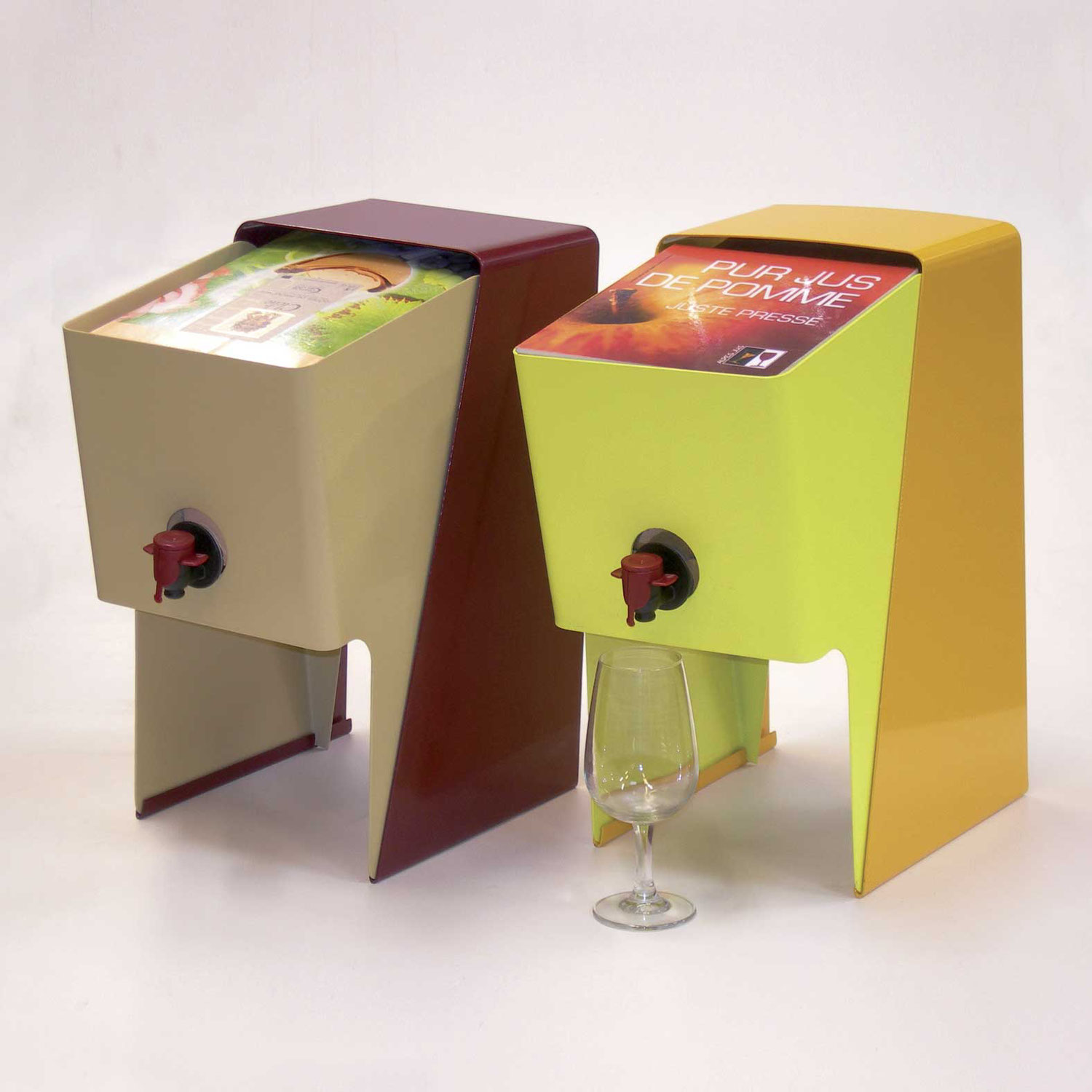 WATHDESIGN conçoit un présentoir distributeur pour Cubitainer