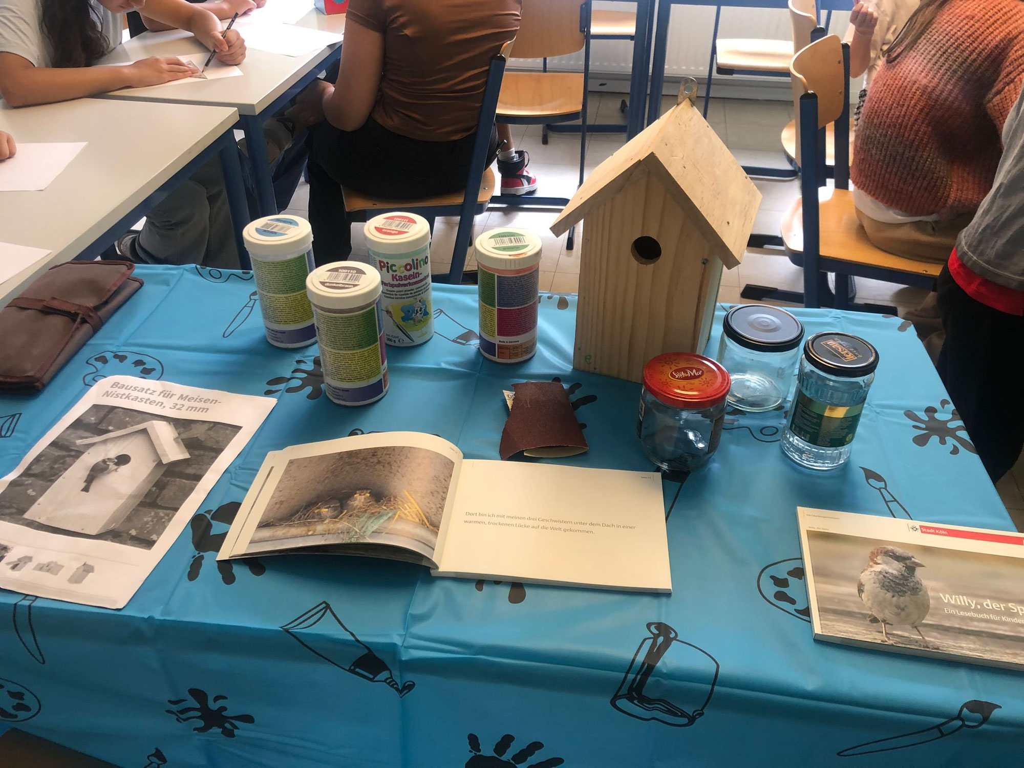 Nistkästen bauen und bemalen macht Spaß