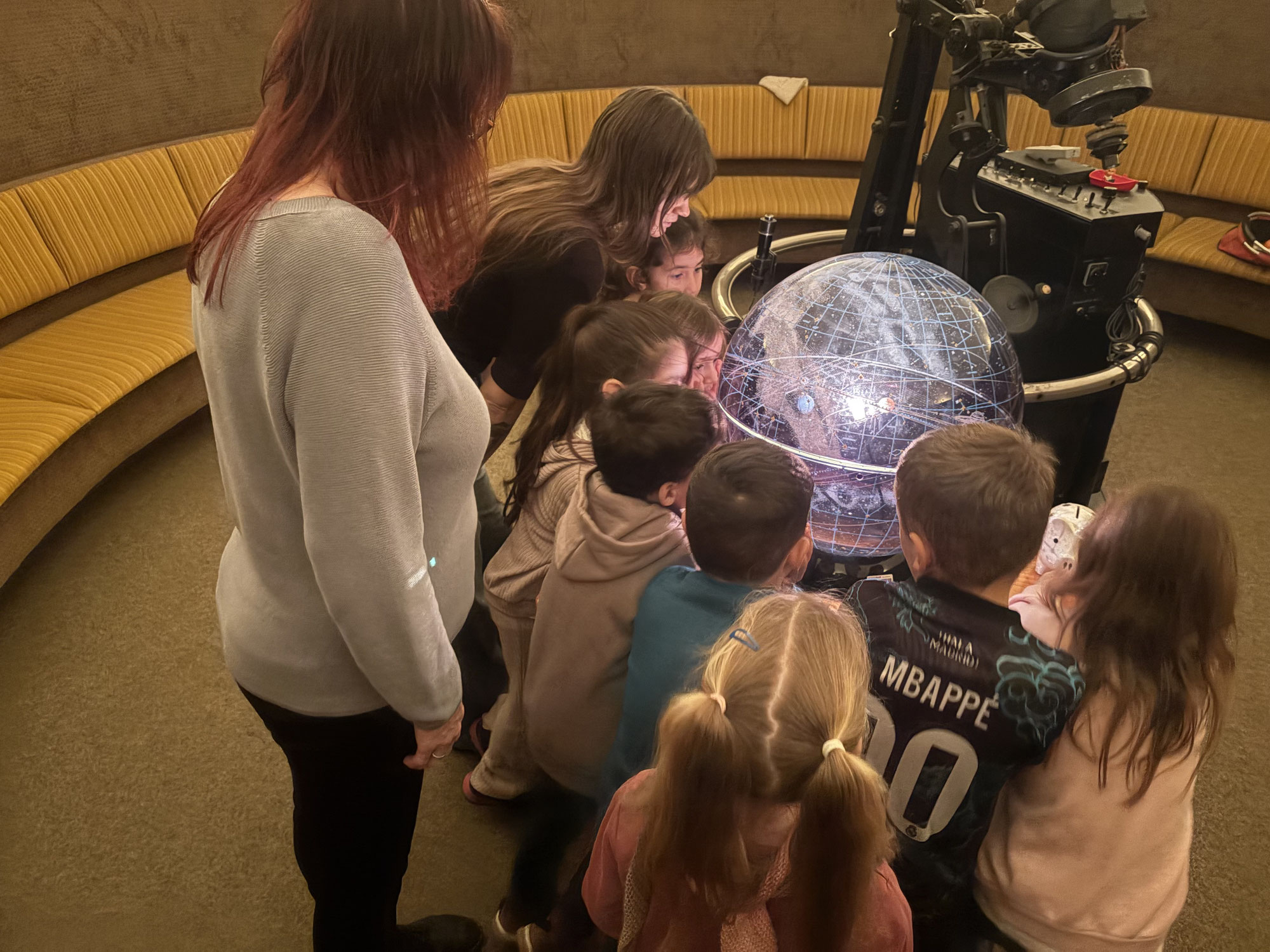 Kindergarten Atens zu Besuch im Planetarium