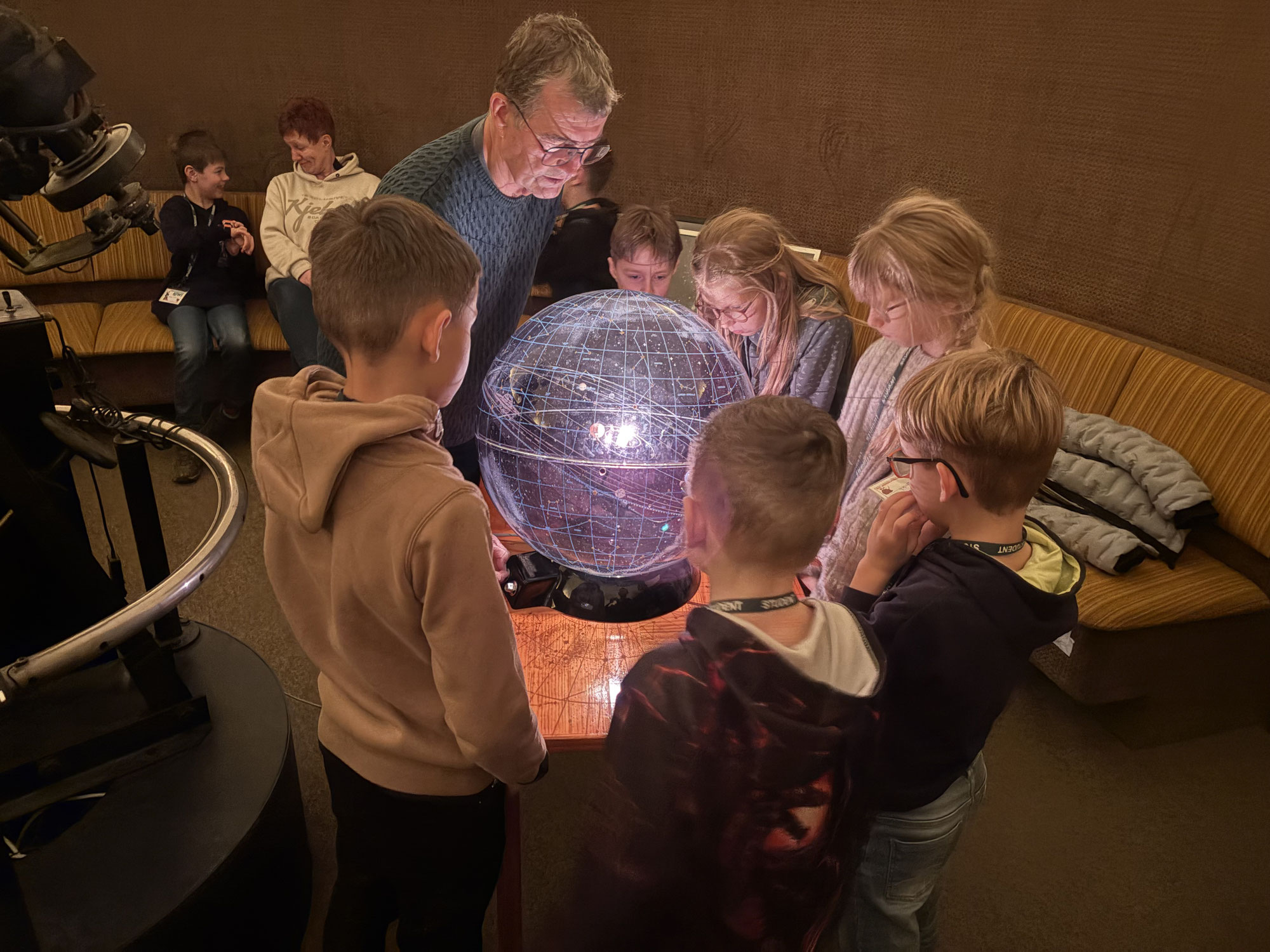 "Sonne, Mond und Sterne" für KiWi-Kinder