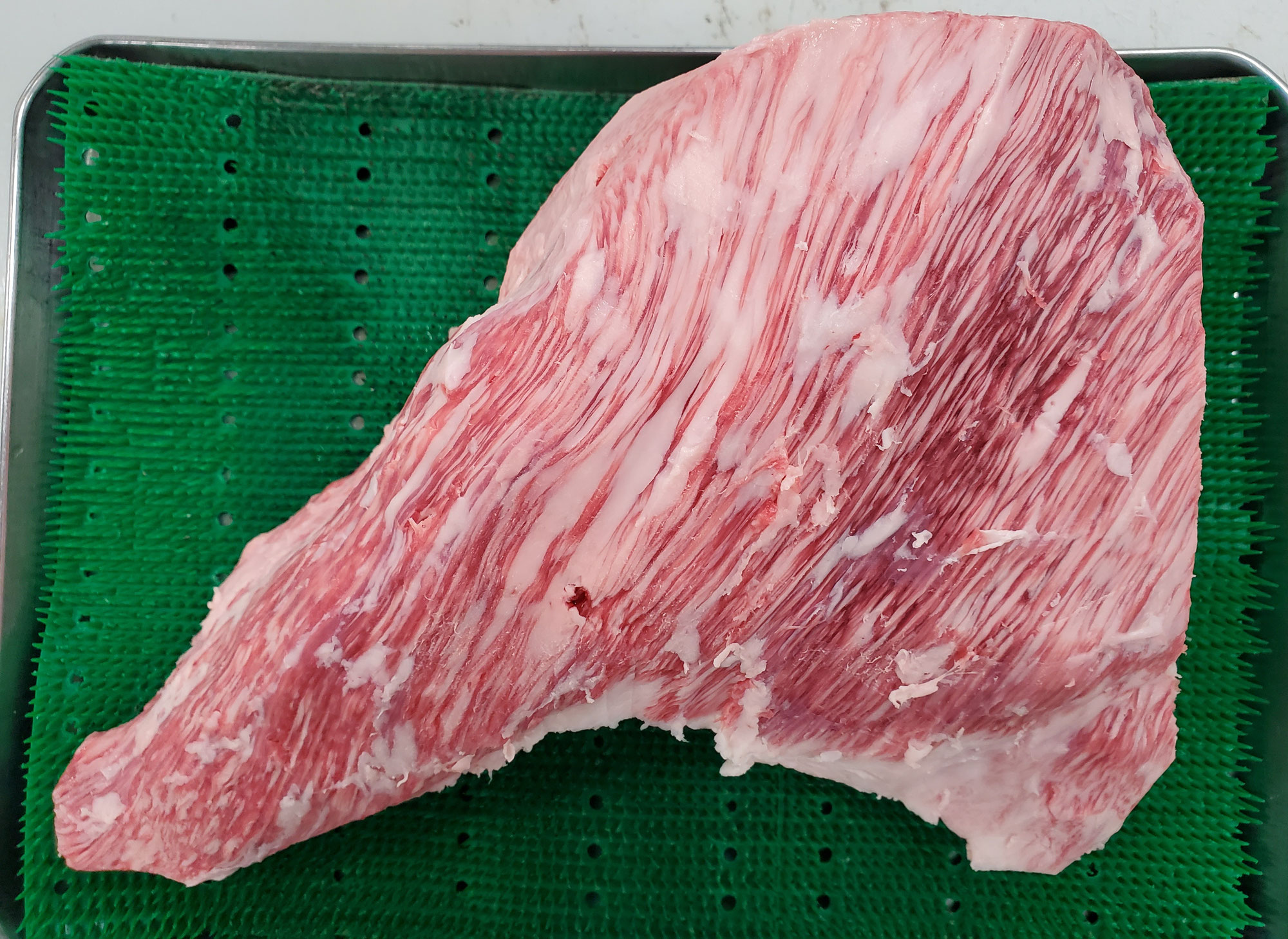 黒毛和牛友三角で作るサイコロステーキ