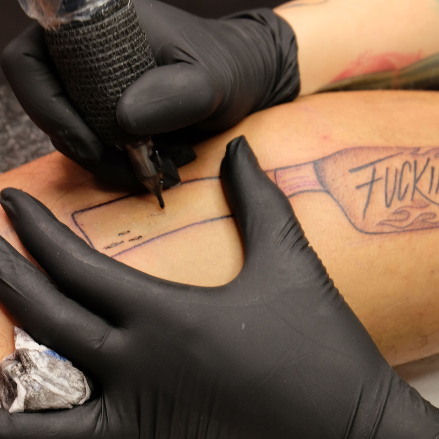 Das Tattoo Messer sticht in die Haut Paride Giuris