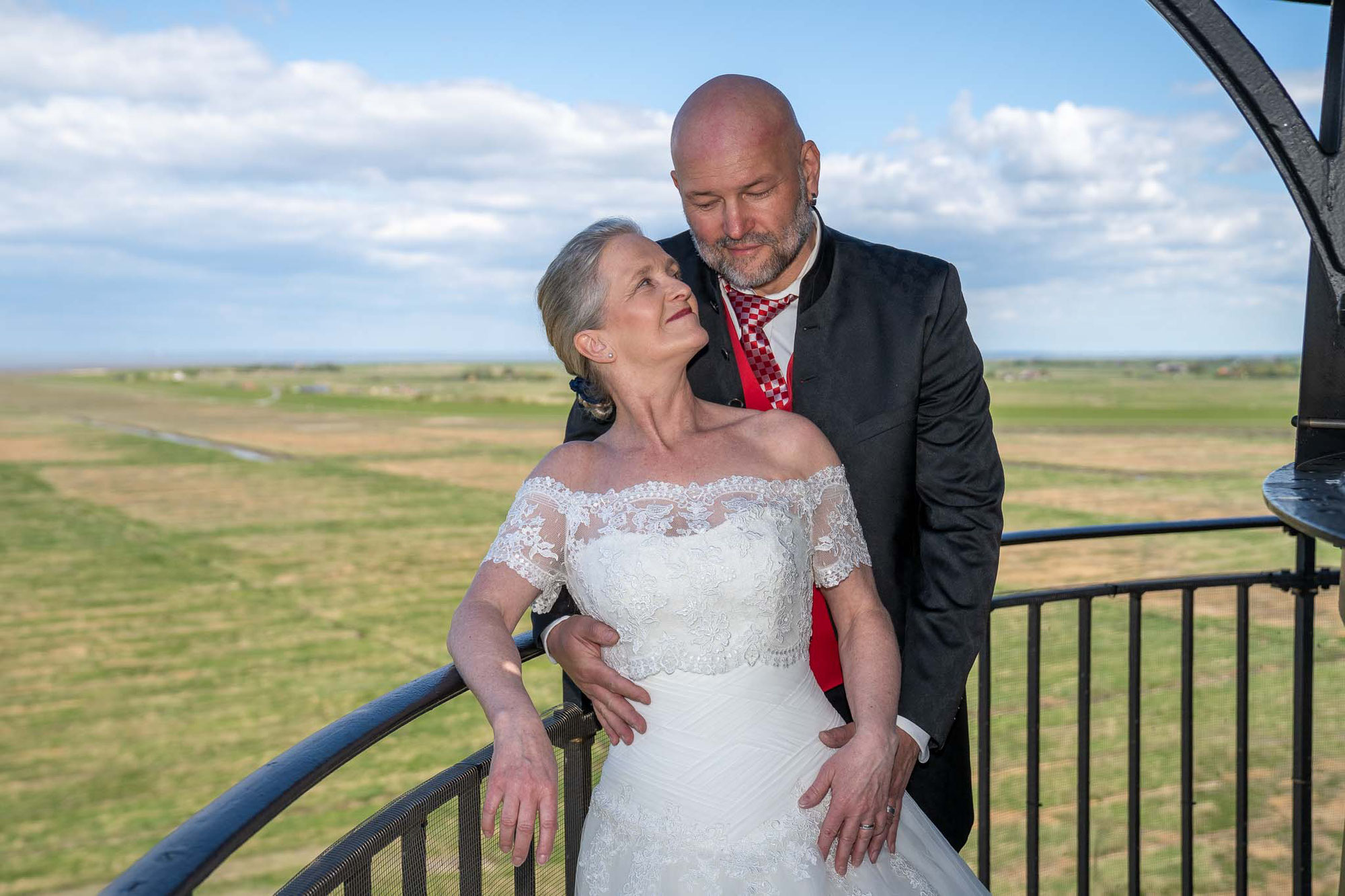 Hochzeitsfotos auf dem Leuchtturm Westerheversand funktionieren auch nach 10 Jahren noch wunderbar