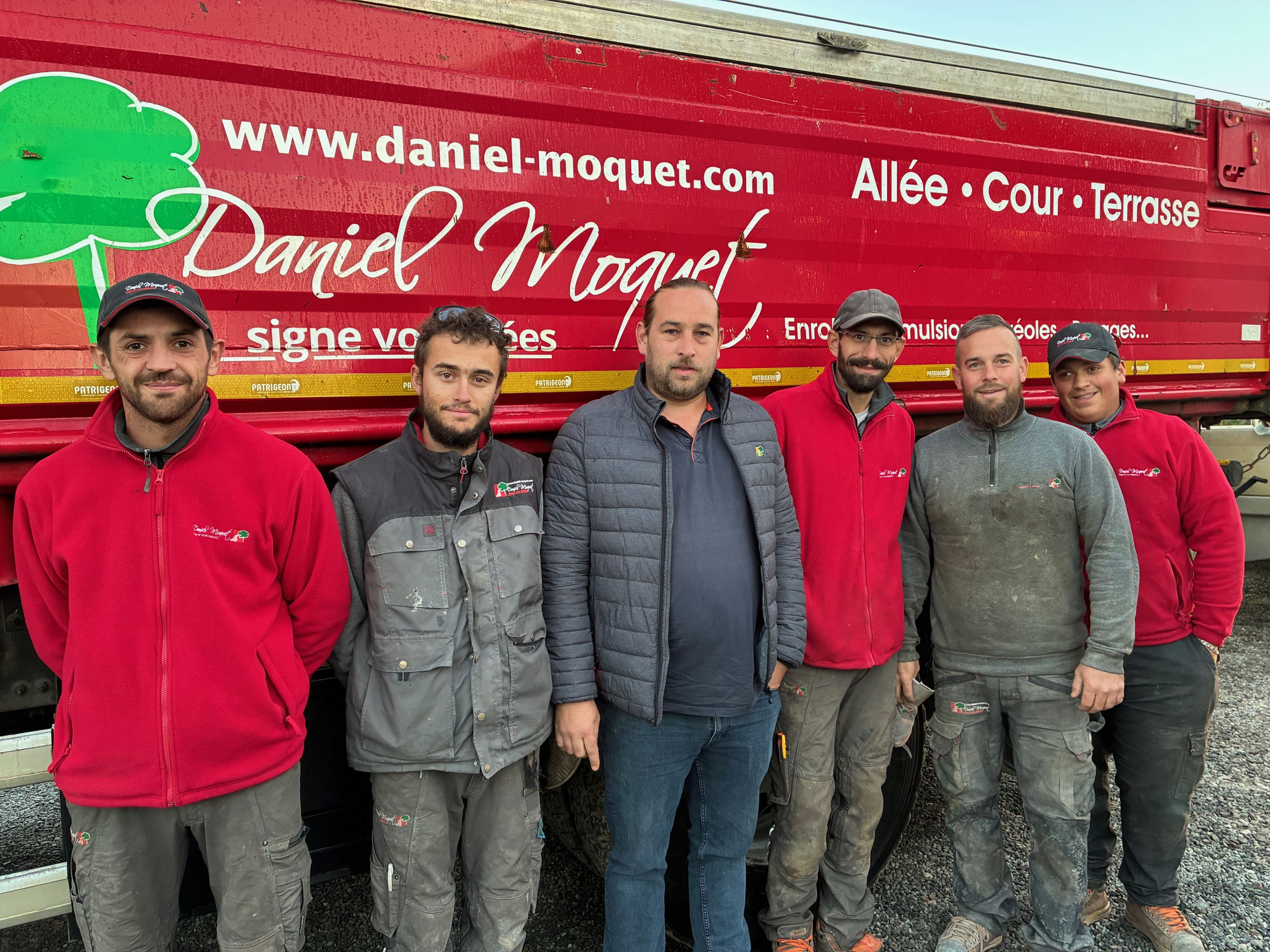 LA TERRASSE SUR PLOTS par Daniel Moquet signe vos allées