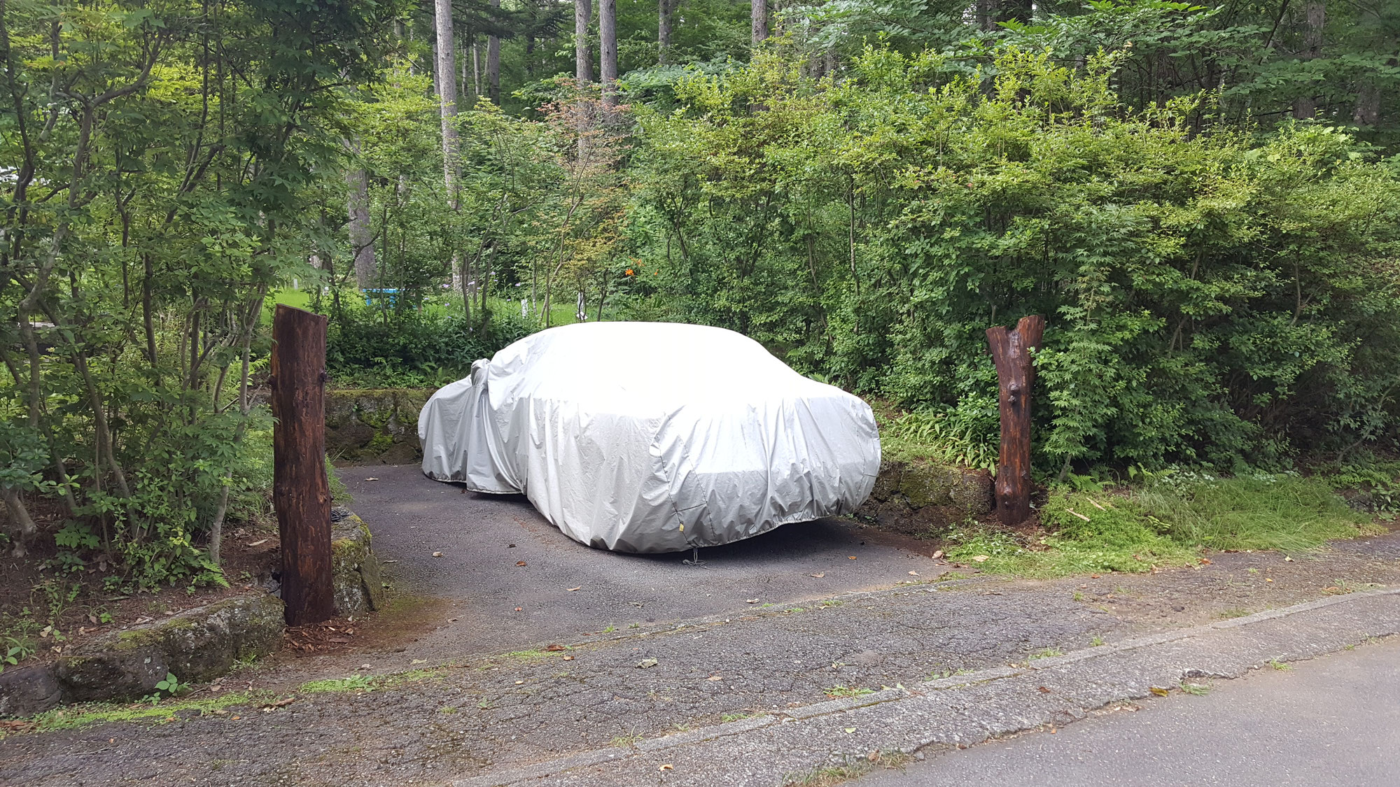 痛んでしまった丸太門柱の入れ替え