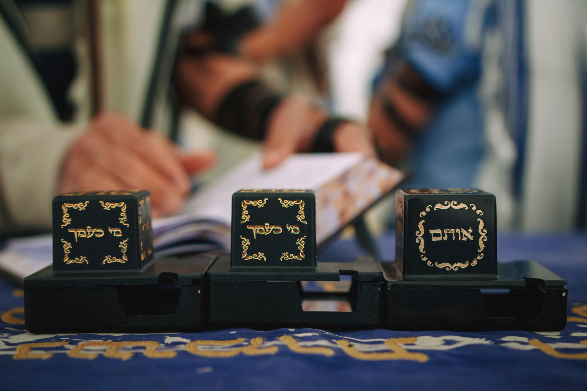 עשרת הדיברות לצילום עליה לתורה: מדריך לצילום שיעשה כבוד לאירוע המסורתי שלך