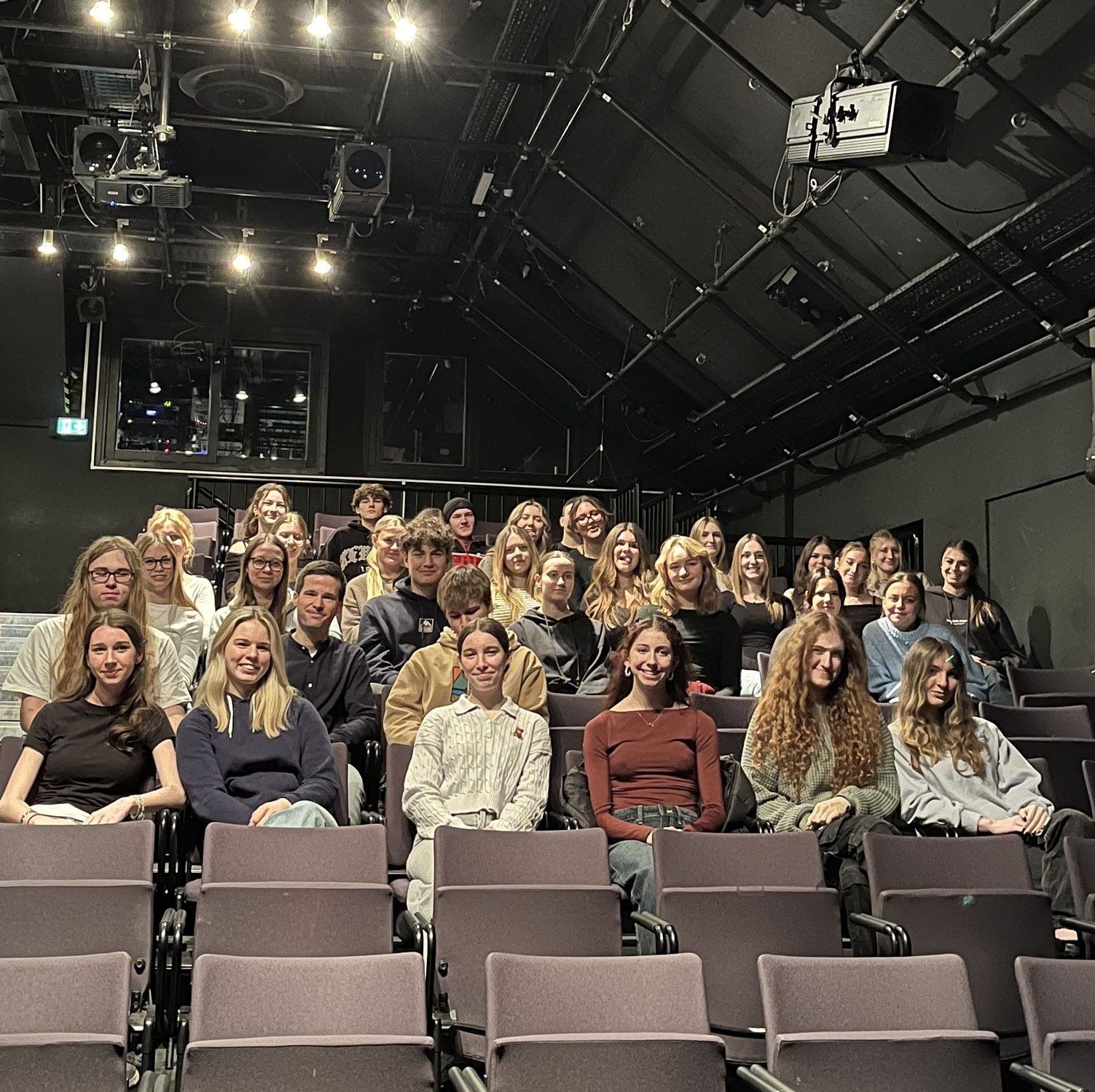 Theaterbesuch "Echtzeitalter" 8. Klassen