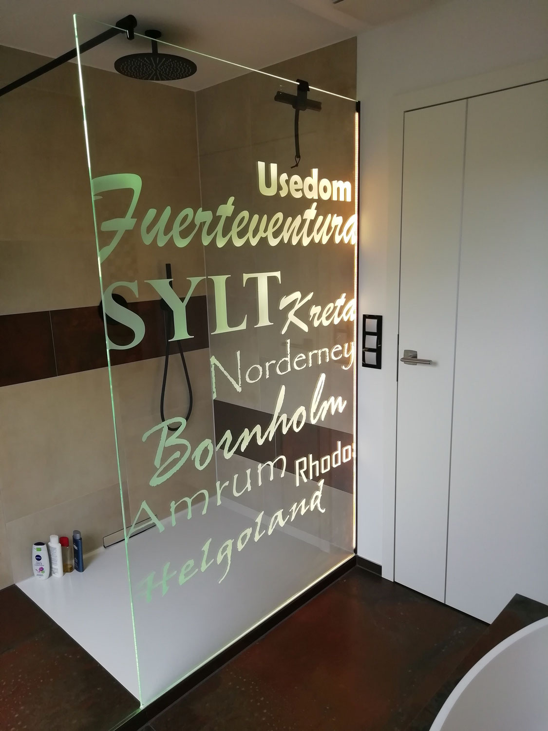 Duschtrennwand mit Lasermotiv | Weißglas ja oder nein?