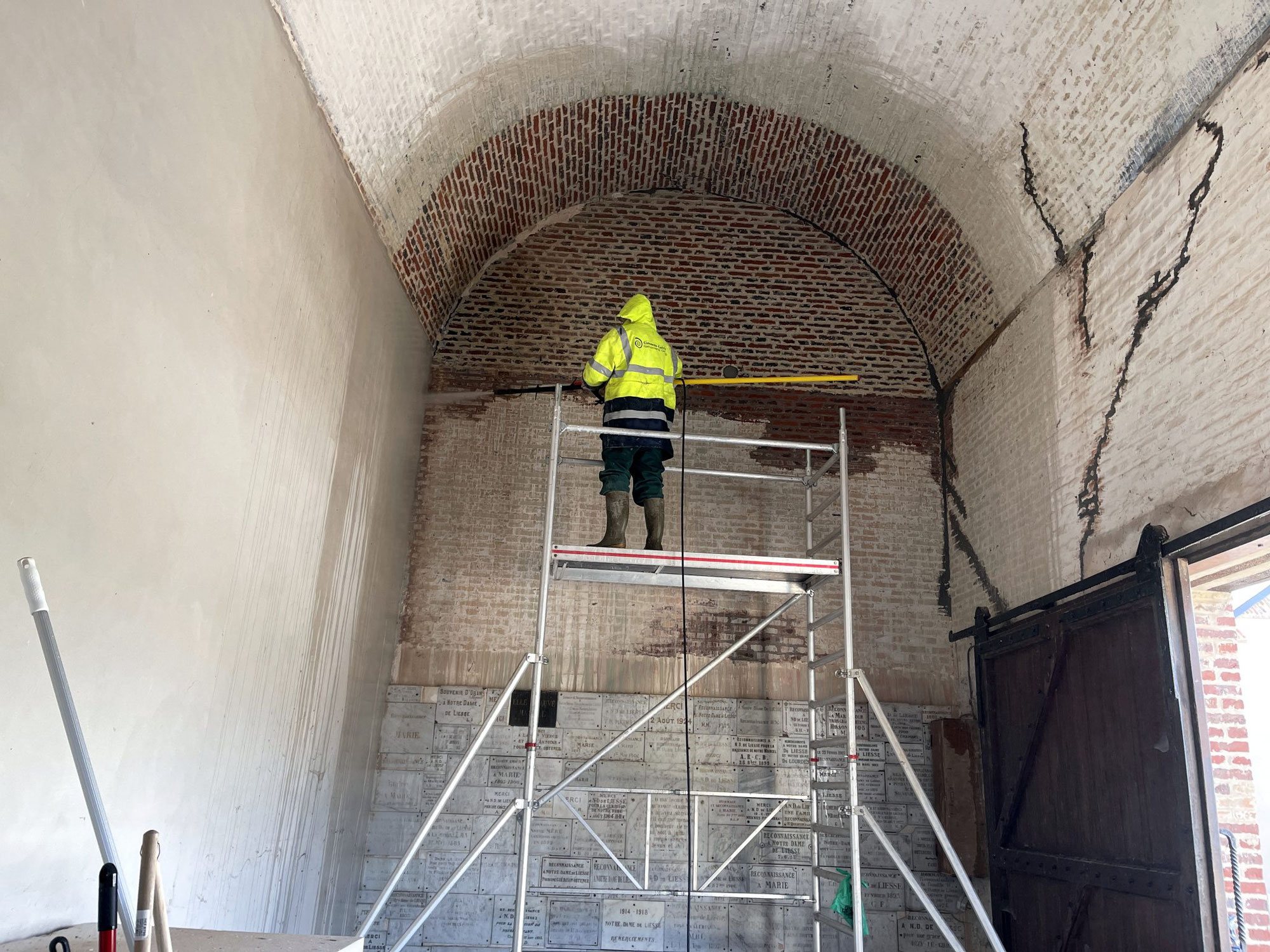 Santa Casa : décapage des murs par l'Association des Amis de la Basilique de Liesse