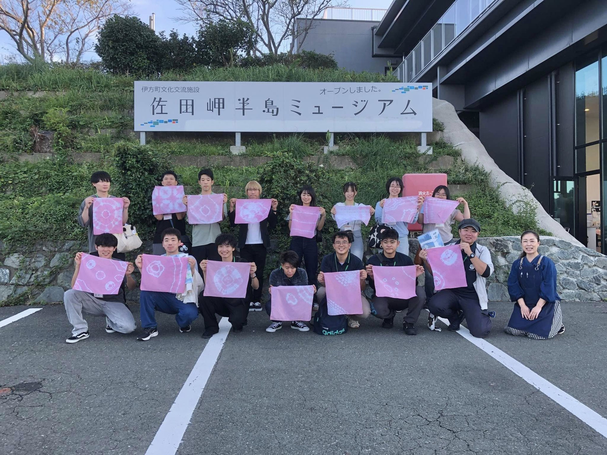 ピンクローズ色の輝き「ツワブキ染め」誕生