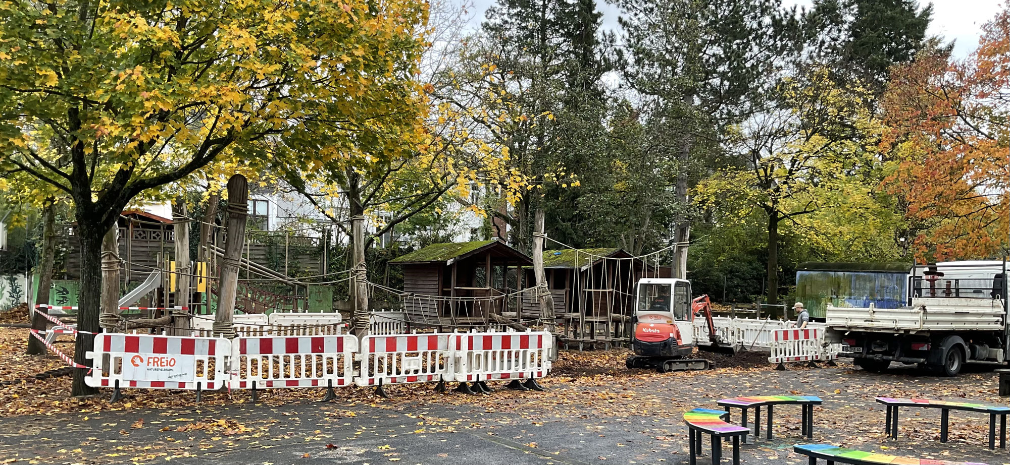 Neue Kletterstelzen auf dem Schulhof
