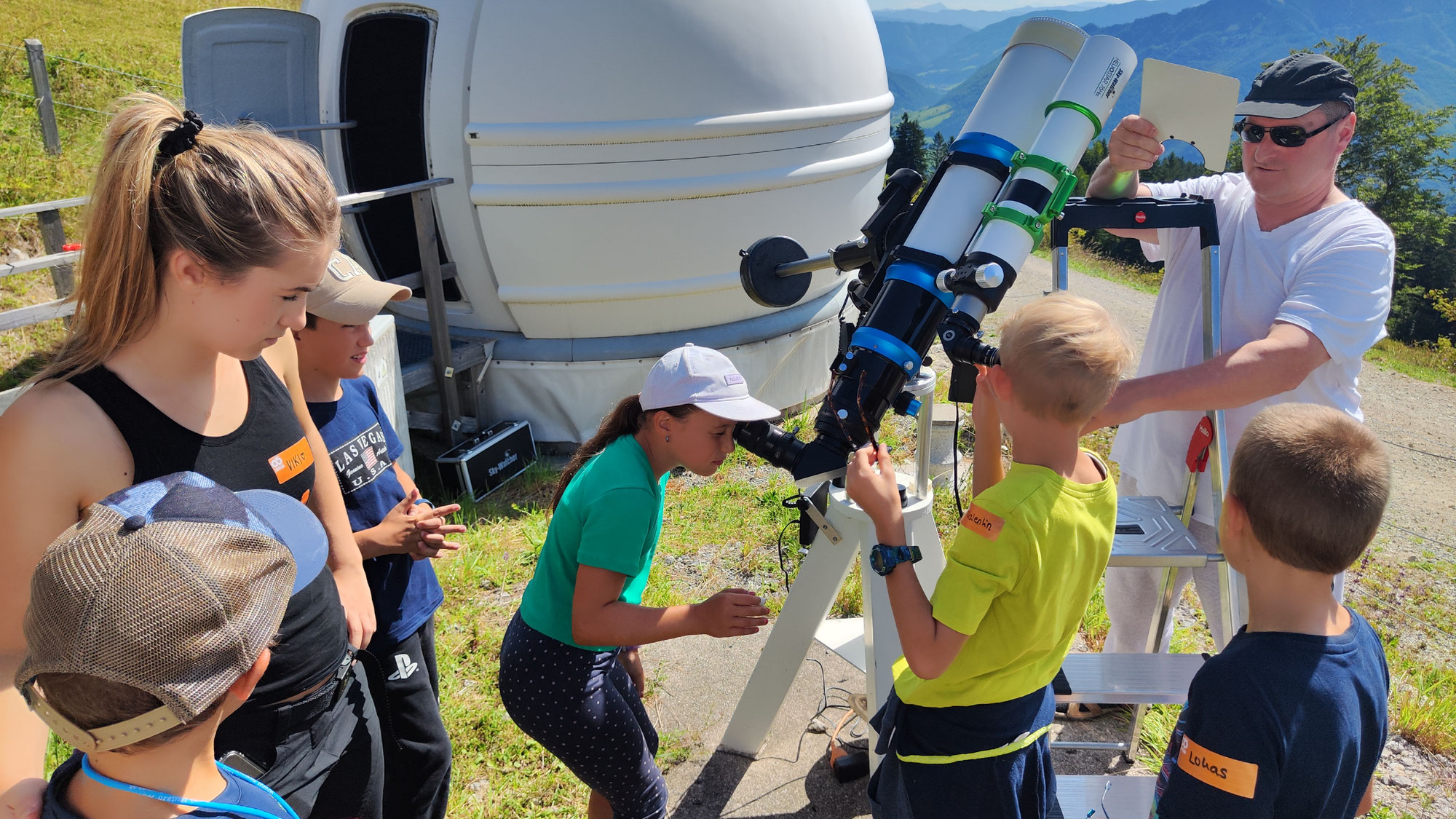 Kinderuni zu Besuch bei der Sternwarte – Ein Blick in die Sonne und zu den Sternen